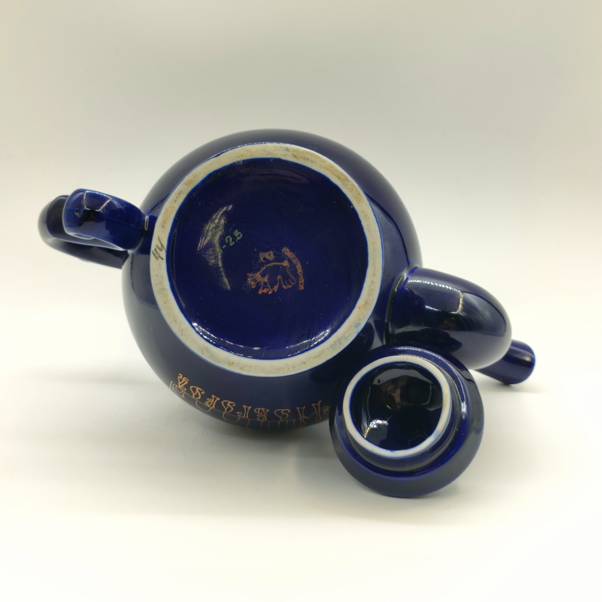 Чайник фигурный из сервиза "Новгородский" ("Декоративный", "Новгород"), автор В. В. Смоляр, фарфор, крытье кобальтом, золочение, Бронницкий завод фарфоровых изделий «Возрождение», СССР, 1971-1981 гг.