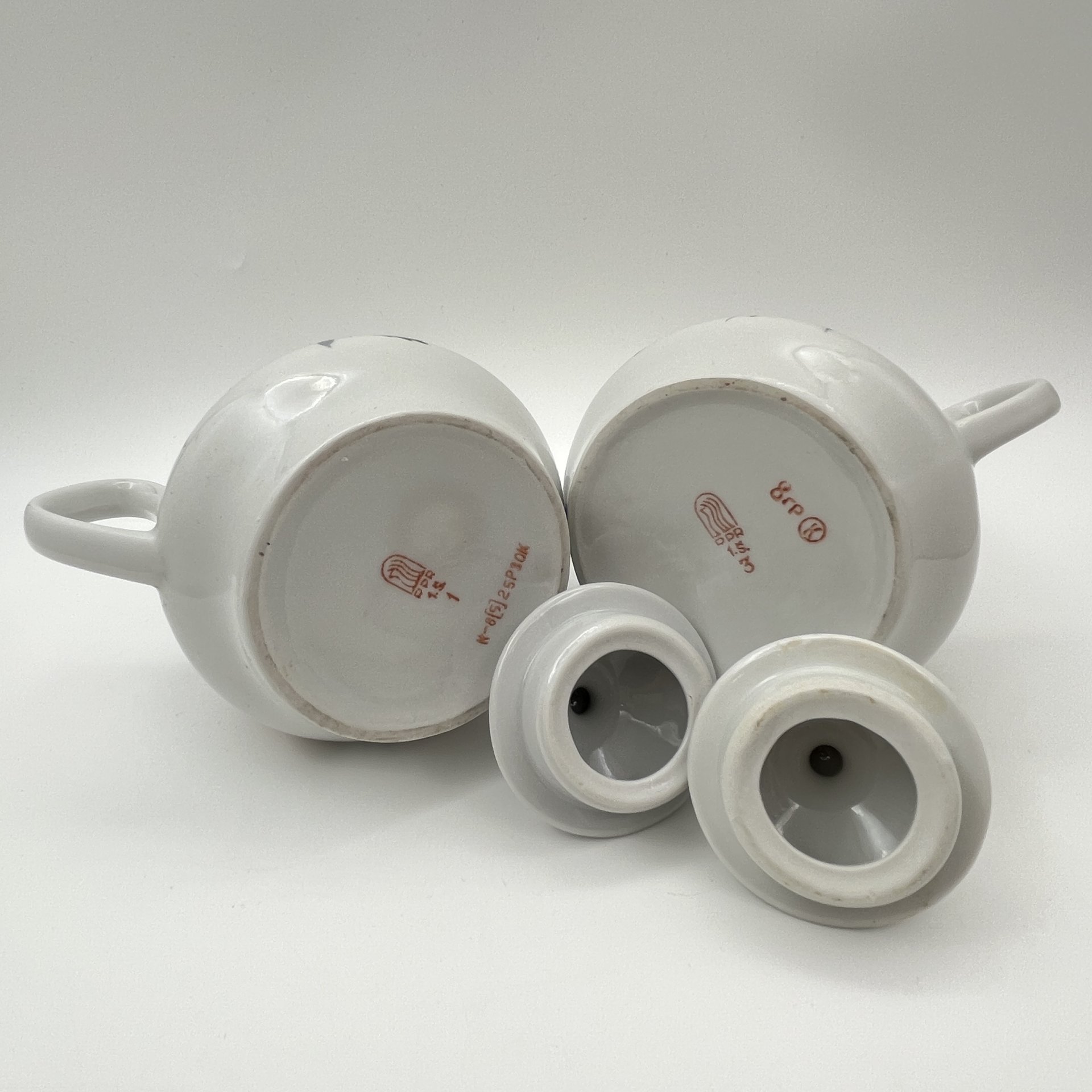 Сервиз чайно-кофейный на 5 персон (13 предметов)с цветочным декором, фарфор, деколь, золочение, Рижский фарфорово-фаянсовый завод, СССР, 1970-1980 гг.