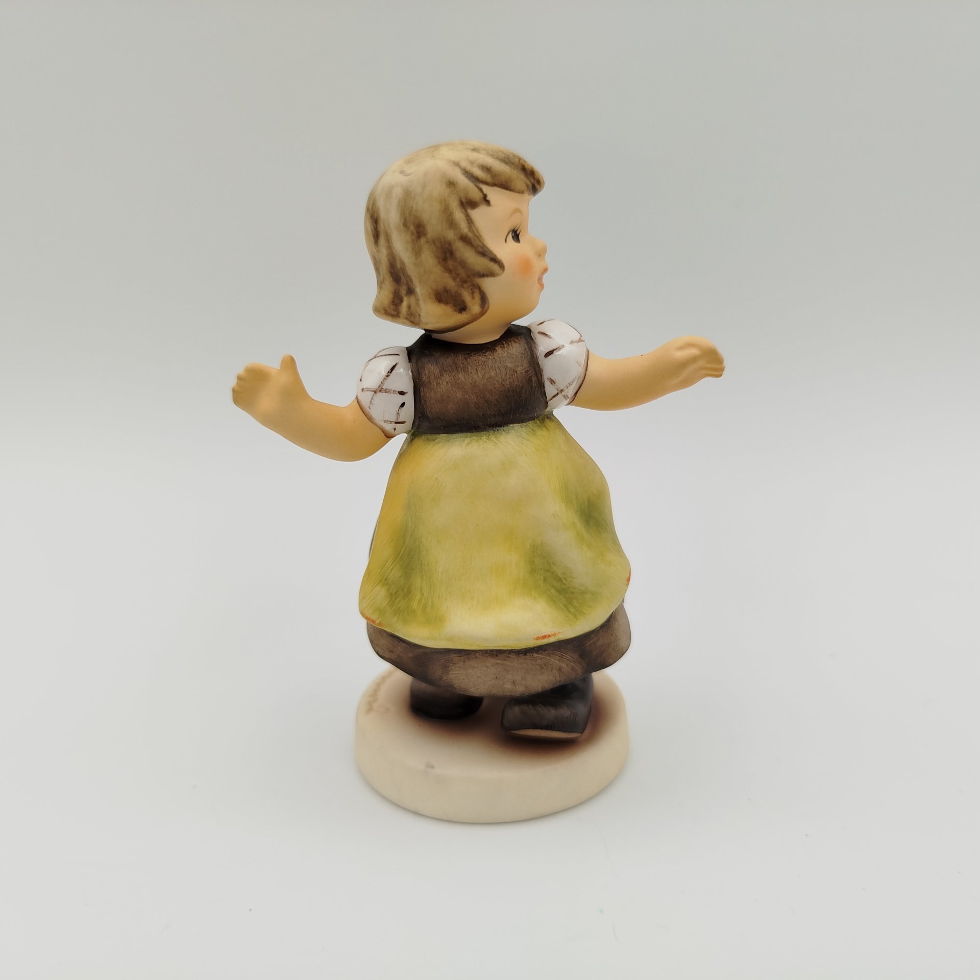 Статуэтка "Весенний вальс",  M.I. Hummel  Membership, фарфор, роспись, Goebel, Германия, 2007-2008 гг., Goebel