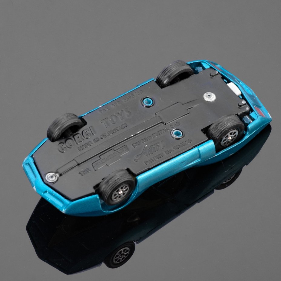 Модель автомобиля  Chevrolet Astro 1 в оригинальной коробке (масштаб 1:43), из серии Corgi toys 347 , The Mettoy Company Ltd