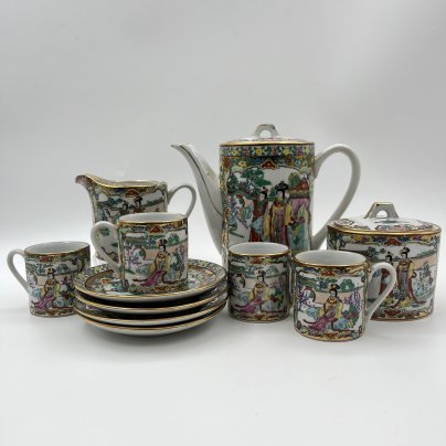 Кофейный сервиз в стиле шинуазри "Прогулка китайских красавиц в саду" на 4 персоны (11 предметов), фарфор, деколь, роспись эмалевыми красками, золочение, Китай, 1960-1980 гг.