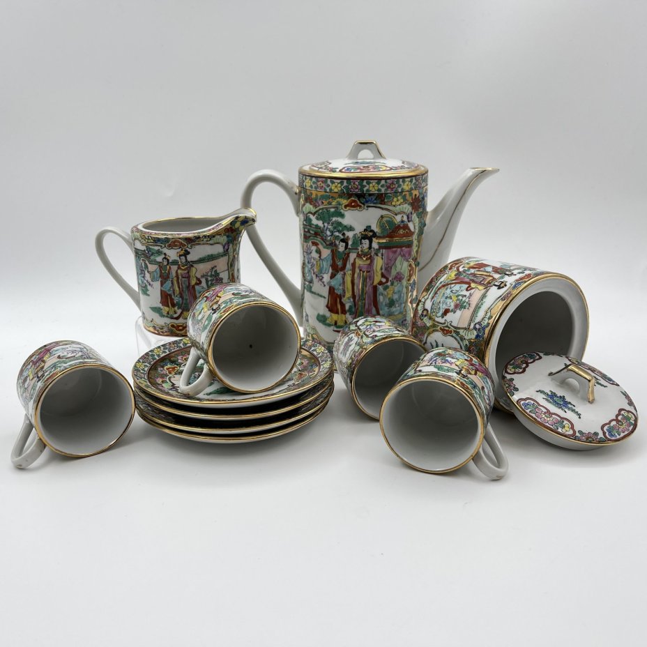 Кофейный сервиз в стиле шинуазри "Прогулка китайских красавиц в саду" на 4 персоны (11 предметов), фарфор, деколь, роспись эмалевыми красками, золочение, Китай, 1960-1980 гг.