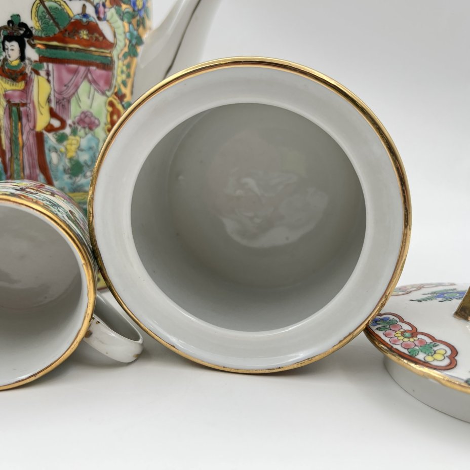 Кофейный сервиз в стиле шинуазри "Прогулка китайских красавиц в саду" на 4 персоны (11 предметов), фарфор, деколь, роспись эмалевыми красками, золочение, Китай, 1960-1980 гг.