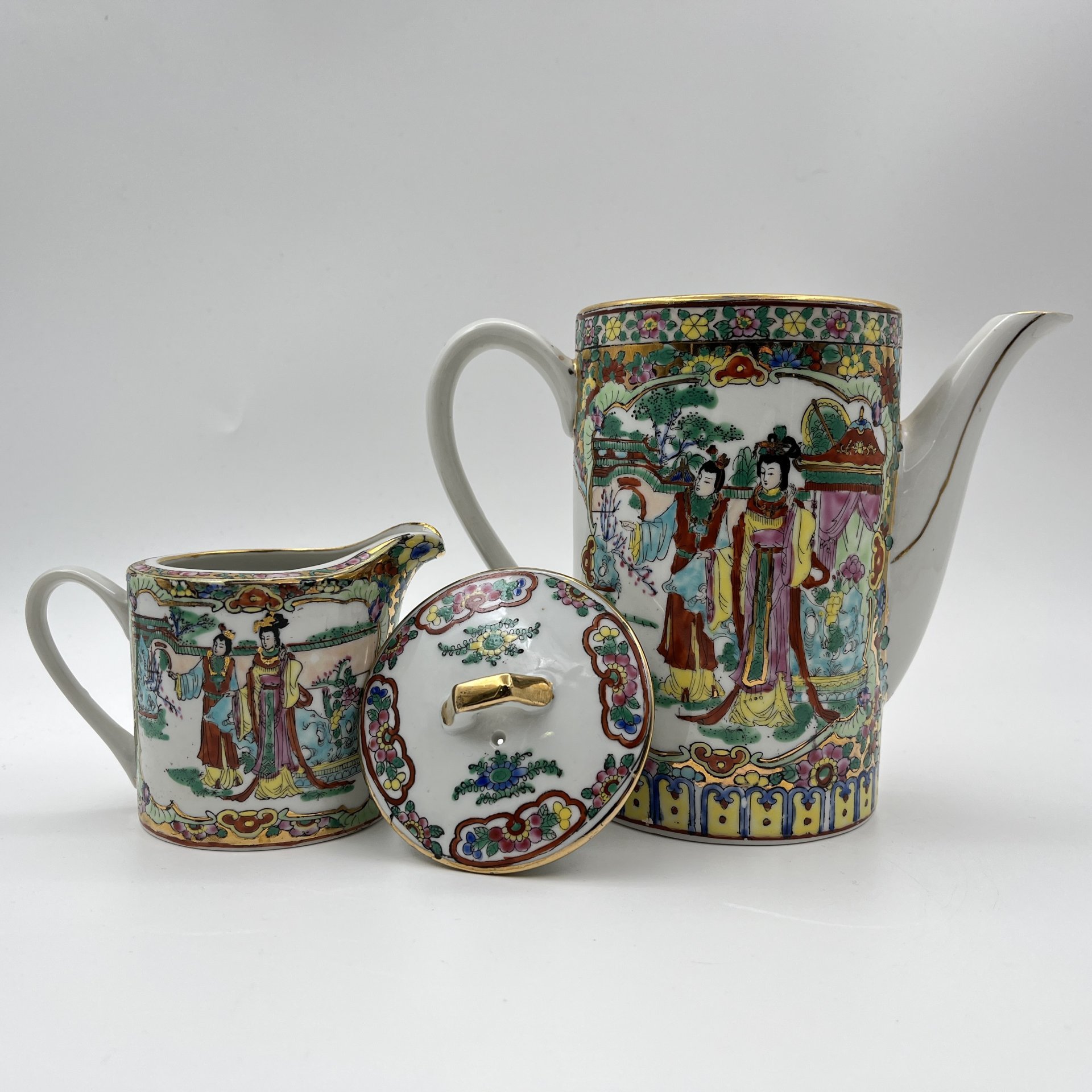 Кофейный сервиз в стиле шинуазри "Прогулка китайских красавиц в саду" на 4 персоны (11 предметов), фарфор, деколь, роспись эмалевыми красками, золочение, Китай, 1960-1980 гг.