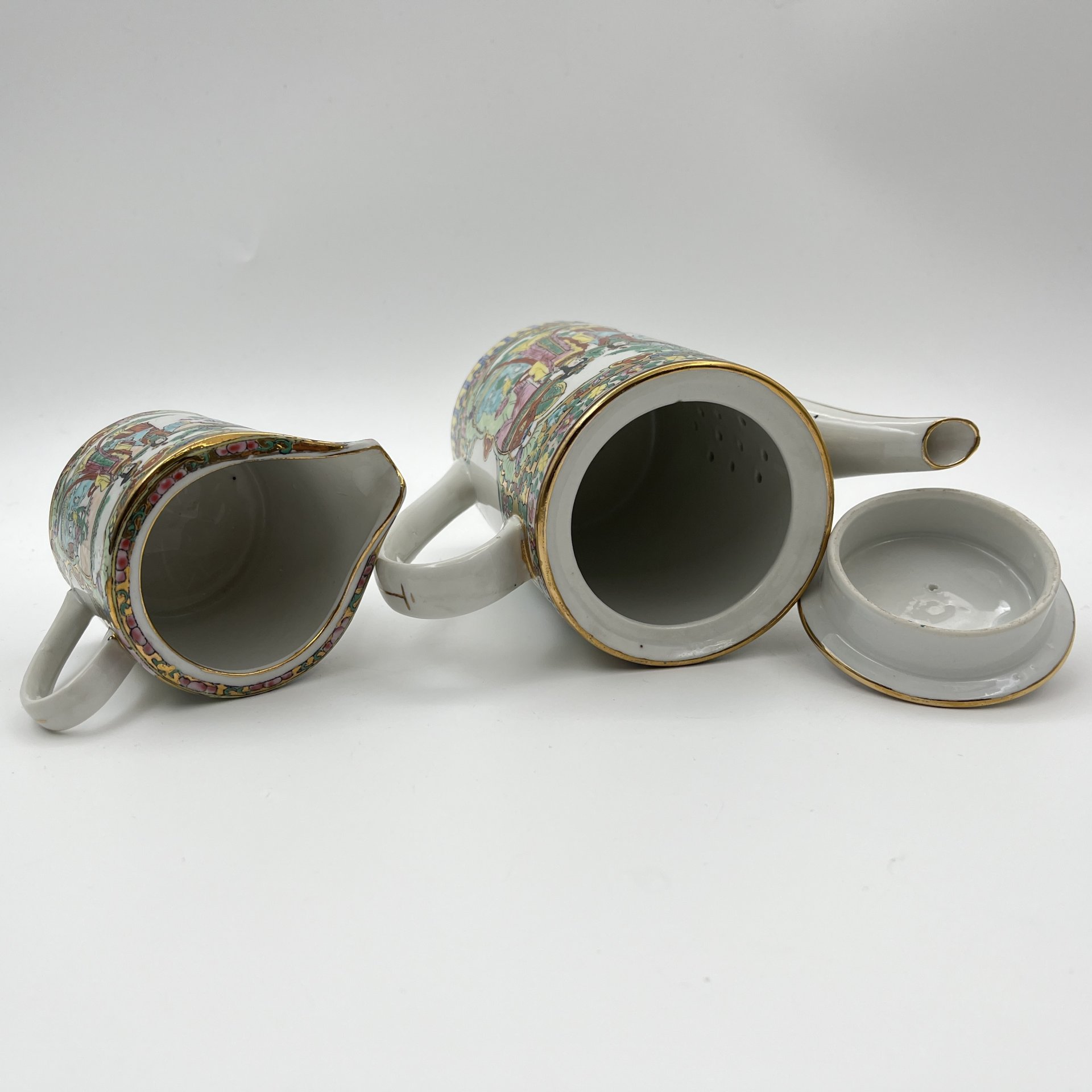 Кофейный сервиз в стиле шинуазри "Прогулка китайских красавиц в саду" на 4 персоны (11 предметов), фарфор, деколь, роспись эмалевыми красками, золочение, Китай, 1960-1980 гг.