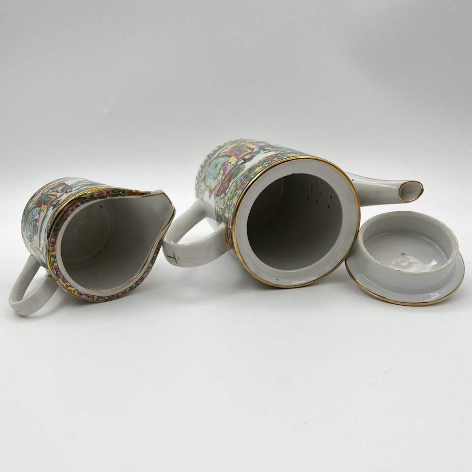 Кофейный сервиз в стиле шинуазри "Прогулка китайских красавиц в саду" на 4 персоны (11 предметов), фарфор, деколь, роспись эмалевыми красками, золочение, Китай, 1960-1980 гг.