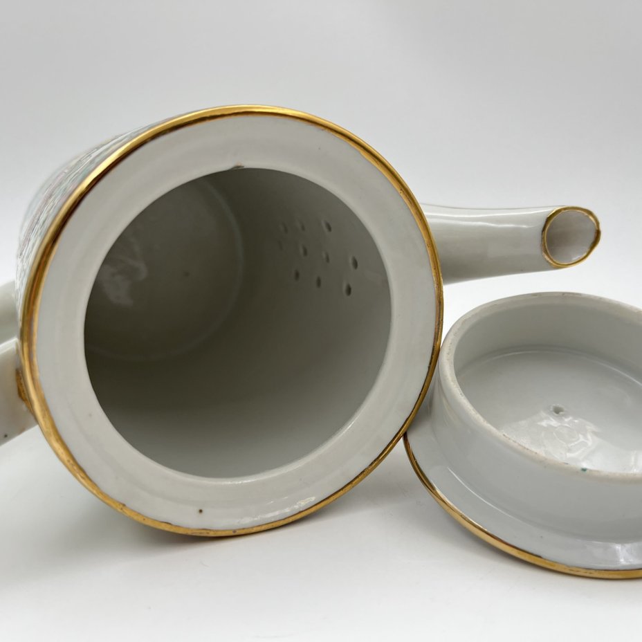 Кофейный сервиз в стиле шинуазри "Прогулка китайских красавиц в саду" на 4 персоны (11 предметов), фарфор, деколь, роспись эмалевыми красками, золочение, Китай, 1960-1980 гг.