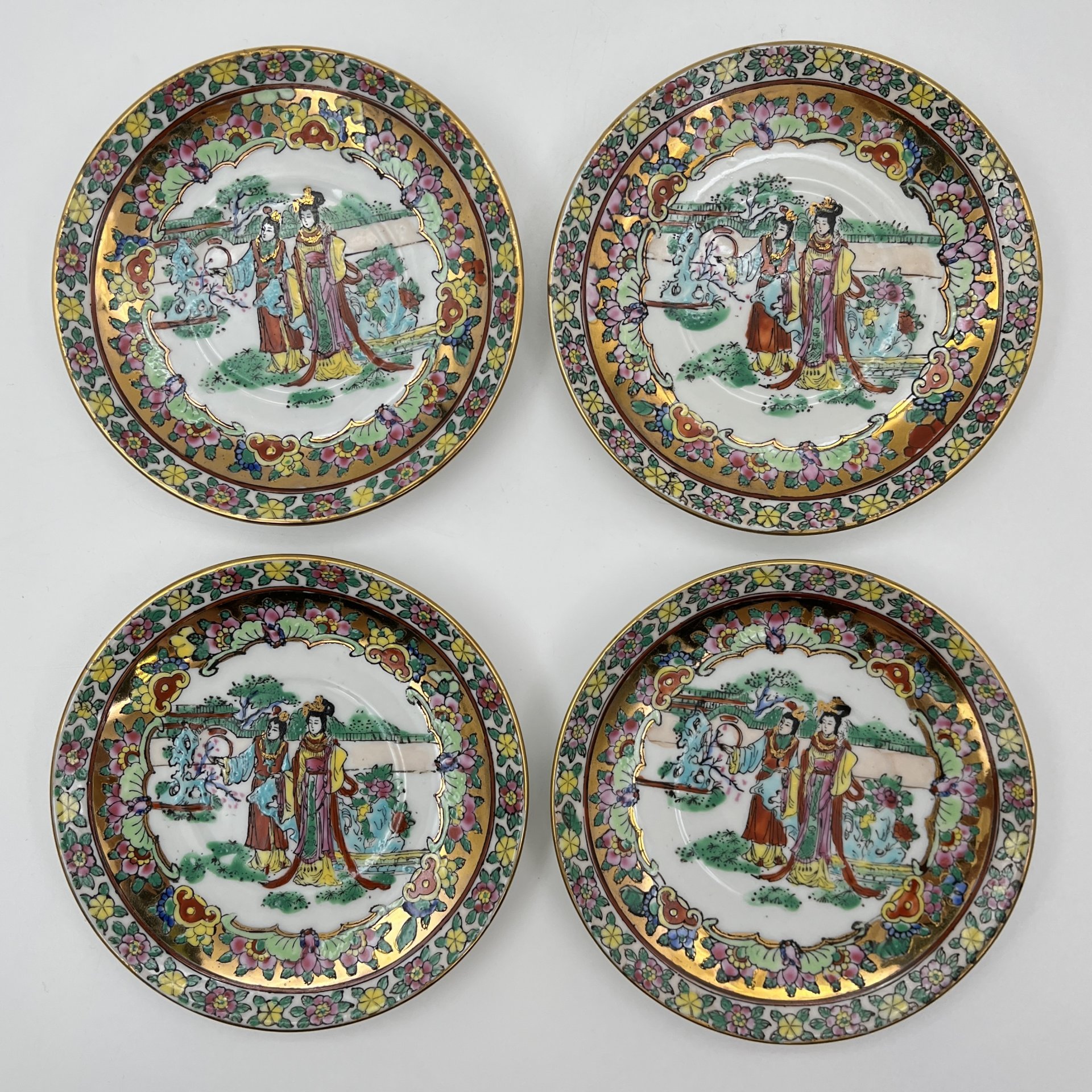 Кофейный сервиз в стиле шинуазри "Прогулка китайских красавиц в саду" на 4 персоны (11 предметов), фарфор, деколь, роспись эмалевыми красками, золочение, Китай, 1960-1980 гг.