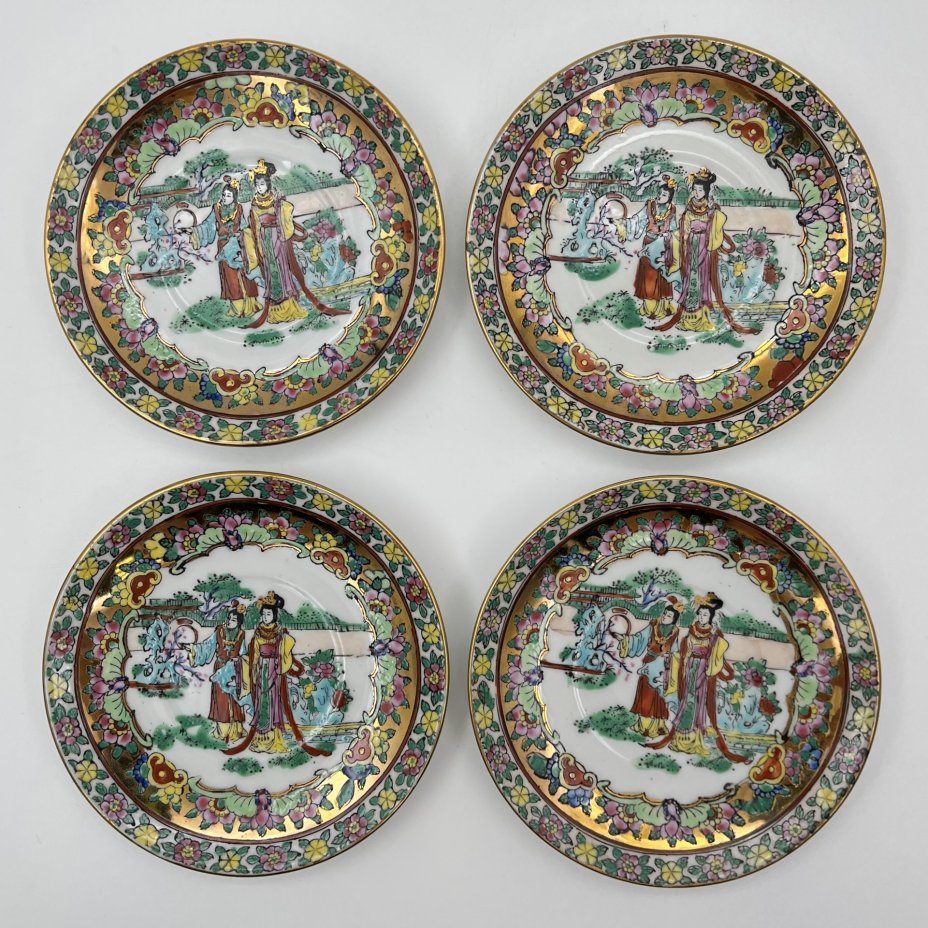 Кофейный сервиз в стиле шинуазри "Прогулка китайских красавиц в саду" на 4 персоны (11 предметов), фарфор, деколь, роспись эмалевыми красками, золочение, Китай, 1960-1980 гг.