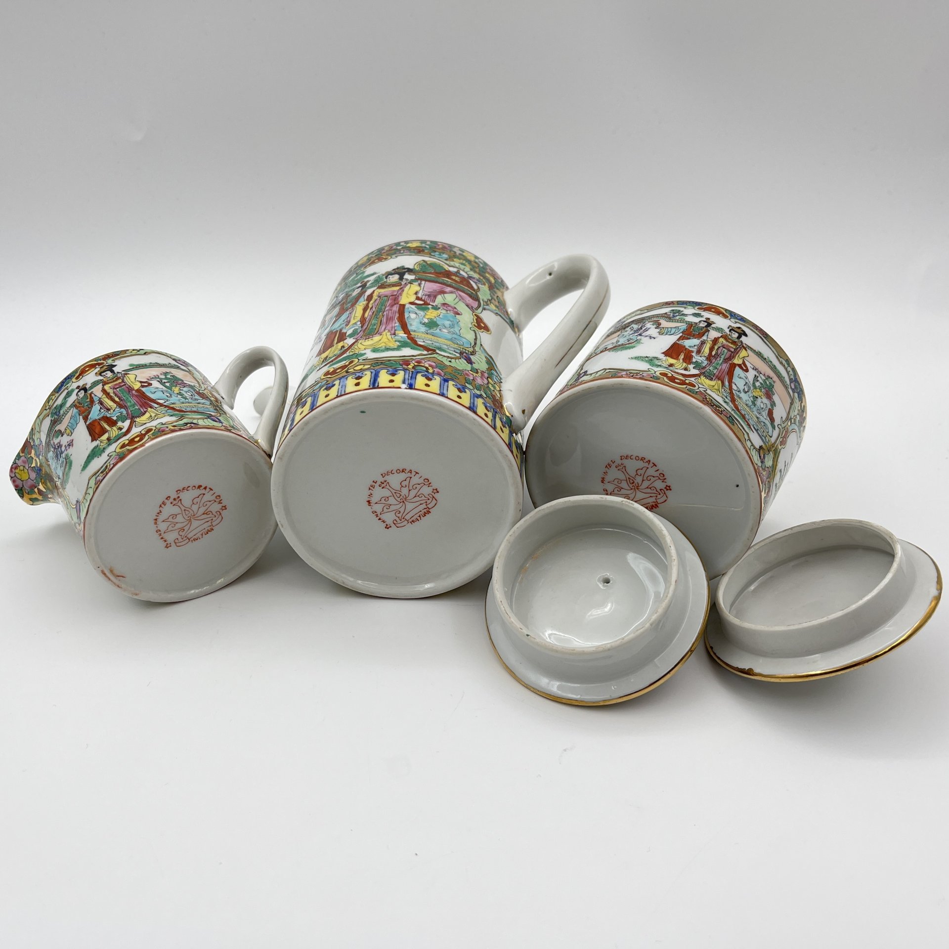 Кофейный сервиз в стиле шинуазри "Прогулка китайских красавиц в саду" на 4 персоны (11 предметов), фарфор, деколь, роспись эмалевыми красками, золочение, Китай, 1960-1980 гг.