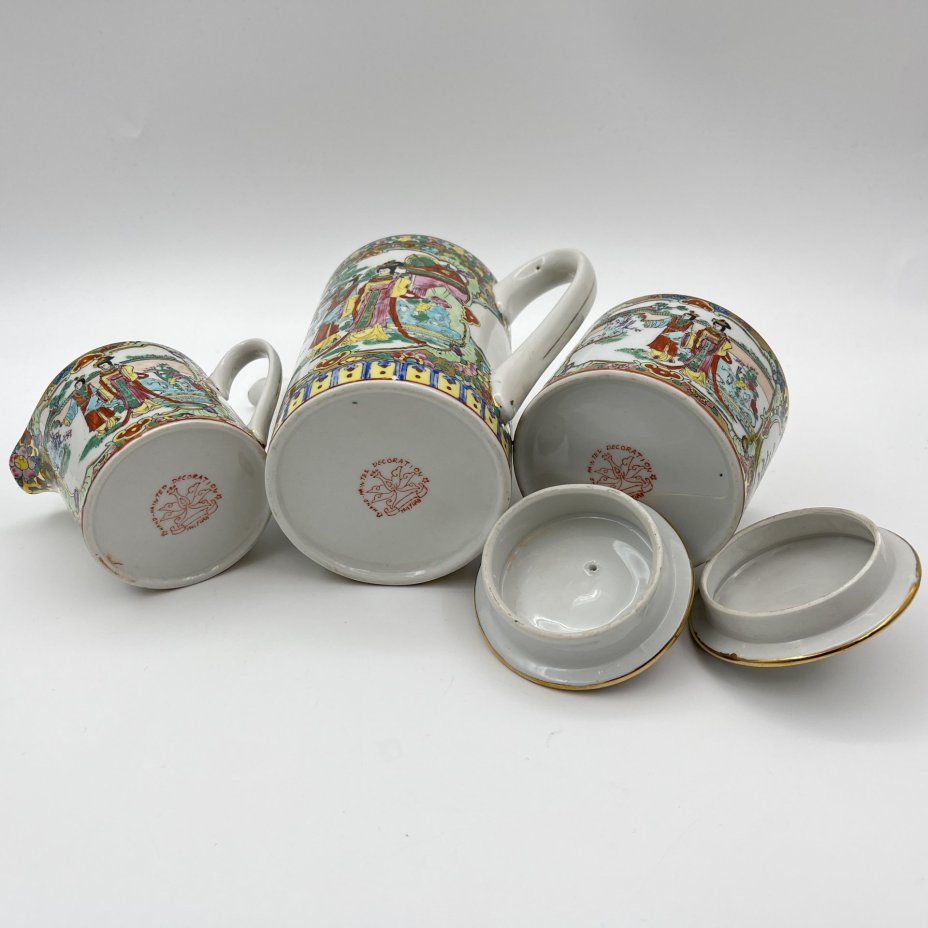 Кофейный сервиз в стиле шинуазри "Прогулка китайских красавиц в саду" на 4 персоны (11 предметов), фарфор, деколь, роспись эмалевыми красками, золочение, Китай, 1960-1980 гг.