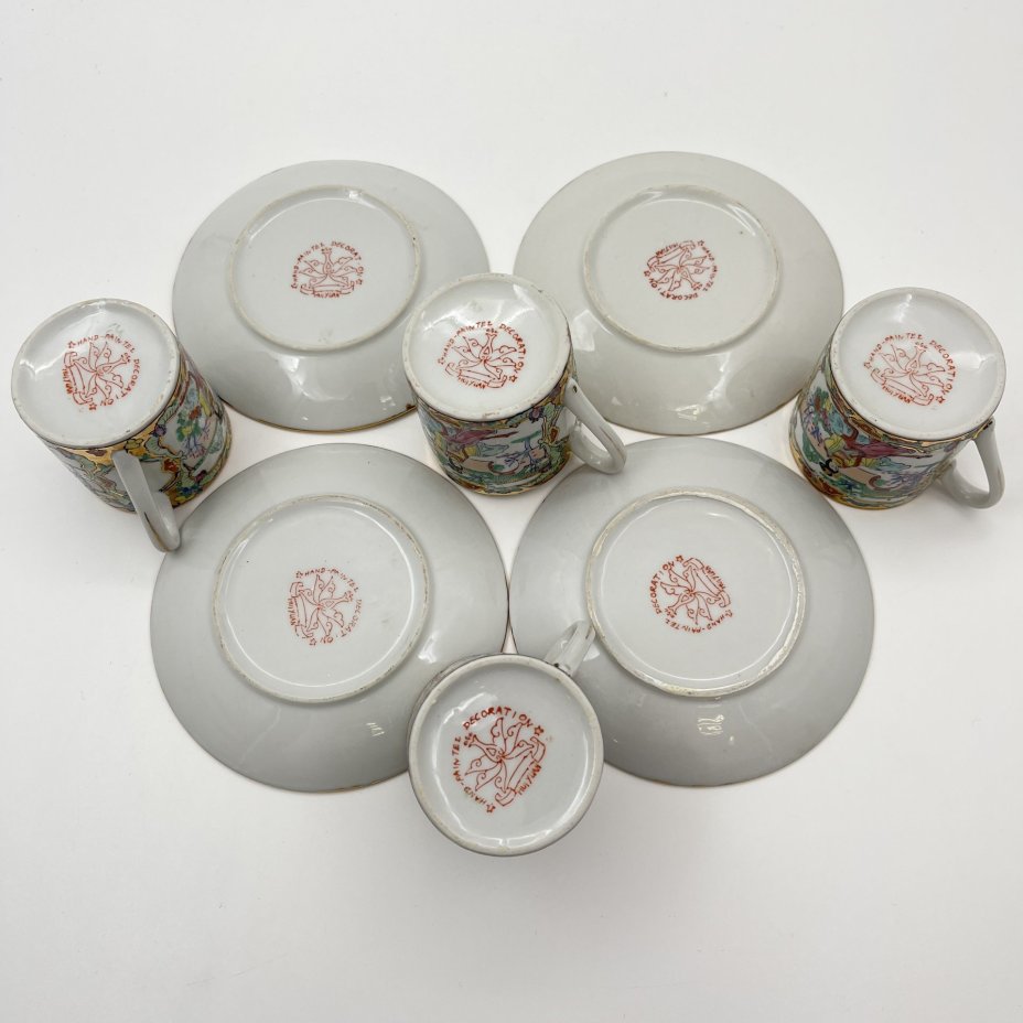 Кофейный сервиз в стиле шинуазри "Прогулка китайских красавиц в саду" на 4 персоны (11 предметов), фарфор, деколь, роспись эмалевыми красками, золочение, Китай, 1960-1980 гг.