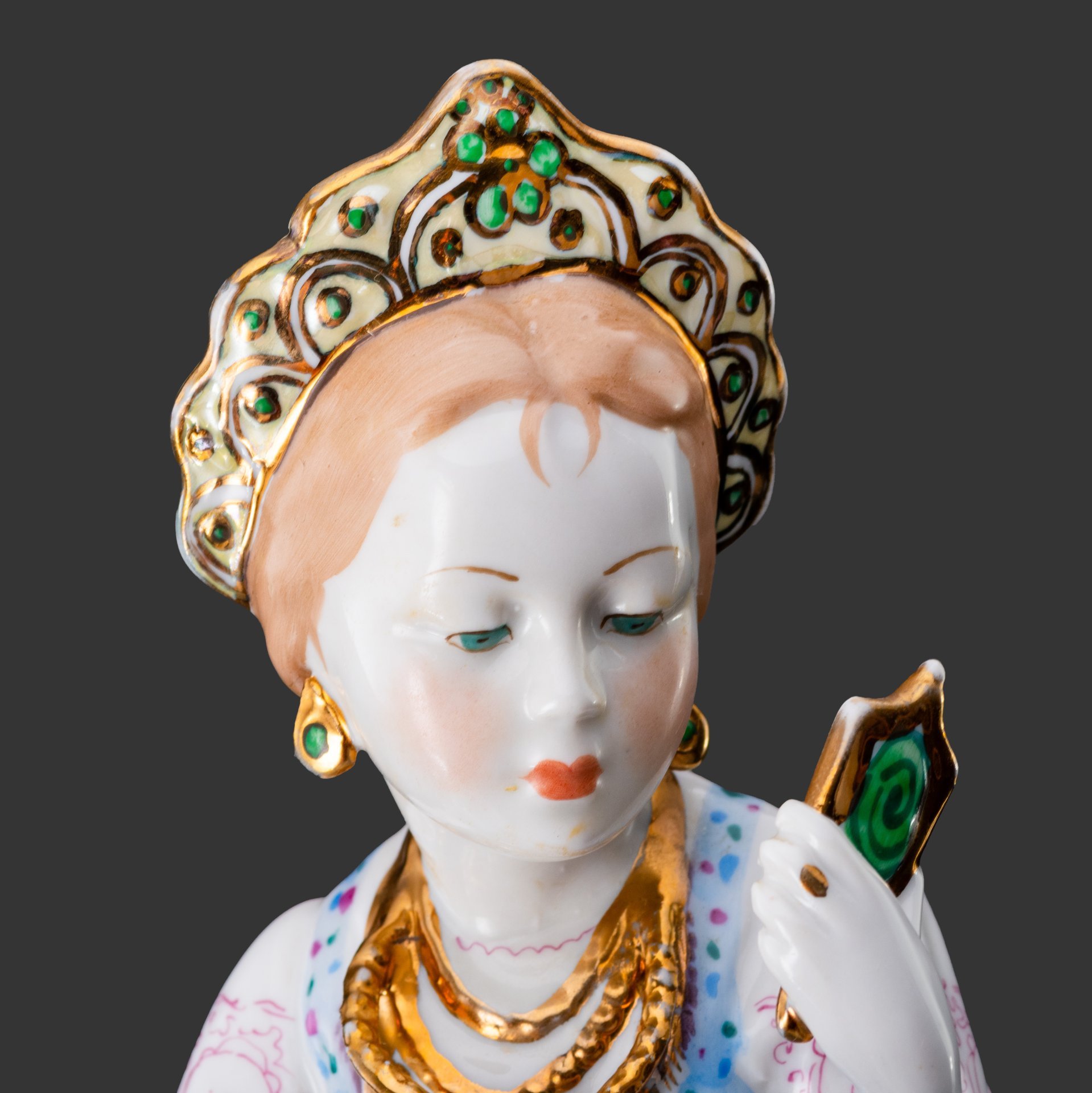 Статуэтка "Малахитовая шкатулка" ("Танюшка и тятино подаренье"), скульптор О.М. Богданова, фарфор, роспись, золочение, люстр, Дулевский фарфоровый завод (Дулёво), СССР, 1958 г., Дулевский фарфоровый завод (Дулёво)
