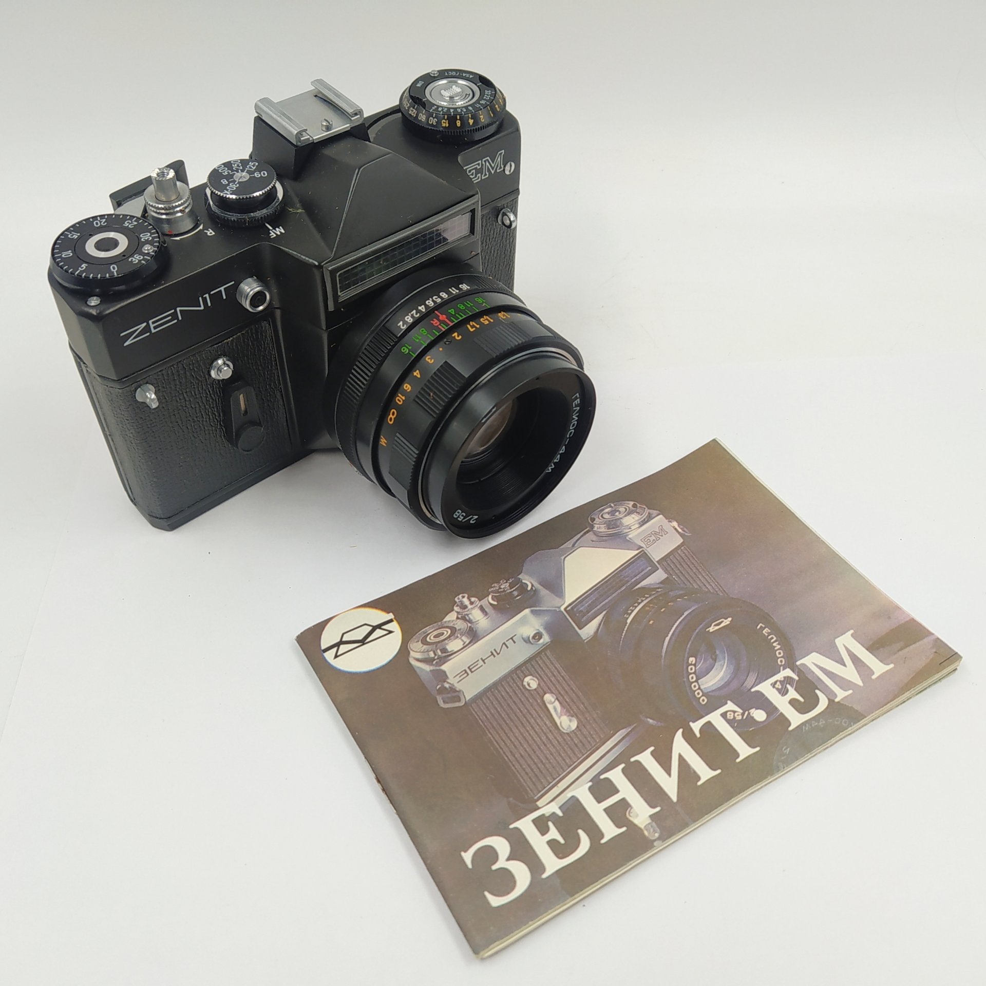 Фотоаппарат "Зенит-ЕМ" с объективом "Гелиос-44М" в оригинальном кофре и коробке, с паспортом, Красногорский механический завод (КМЗ)
