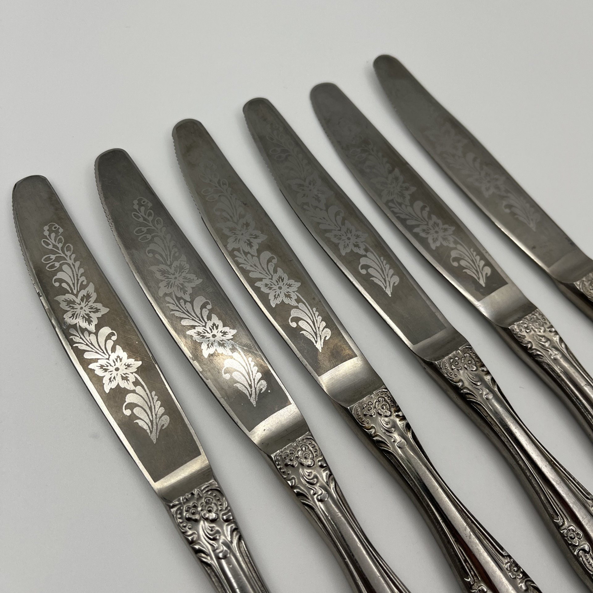 Набор из 6 столовых ножей, украшенных растительным декором, нержавеющая сталь, Павловский завод художественных металлоизделий им. С.М. Кирова