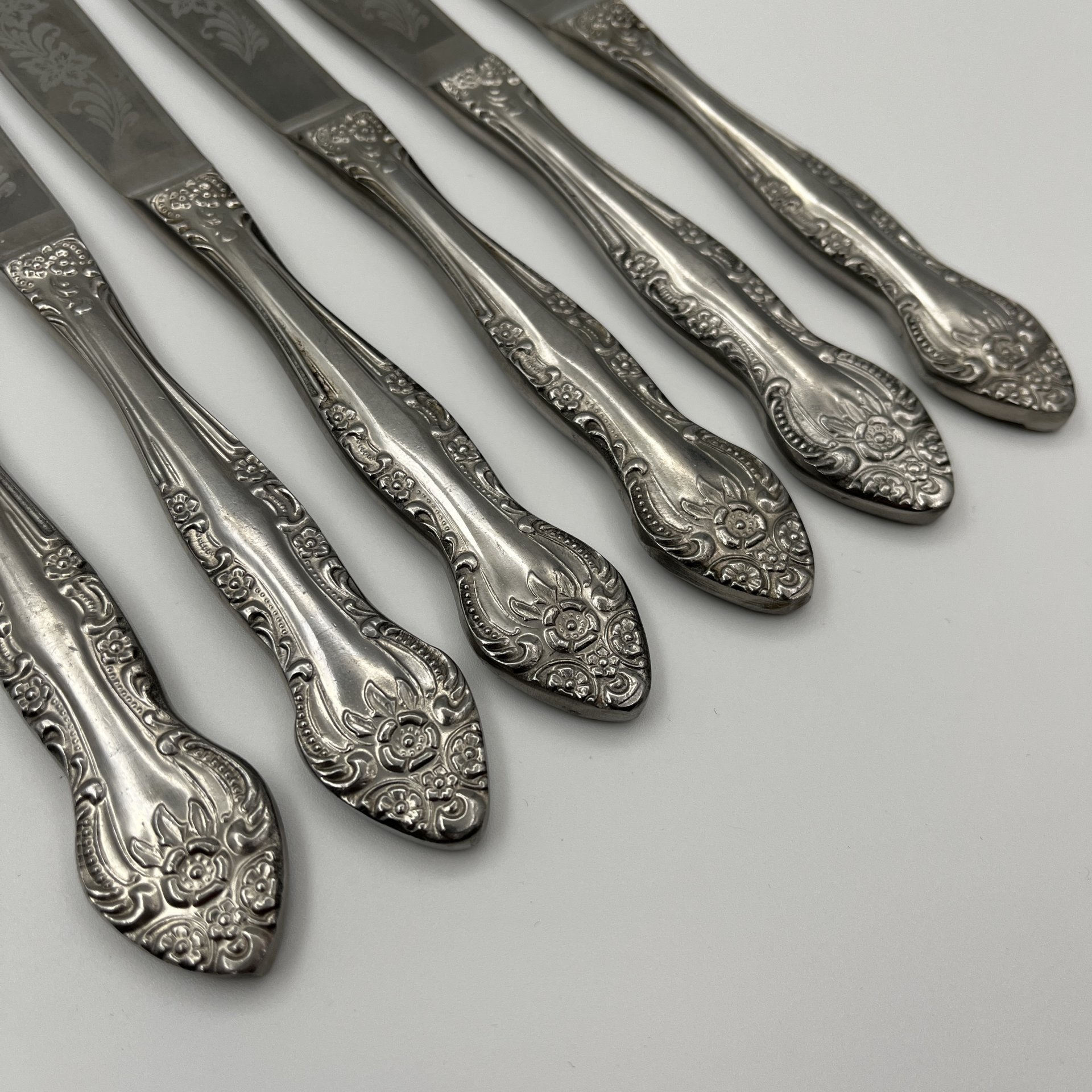 Набор из 6 столовых ножей, украшенных растительным декором, нержавеющая сталь, Павловский завод художественных металлоизделий им. С.М. Кирова