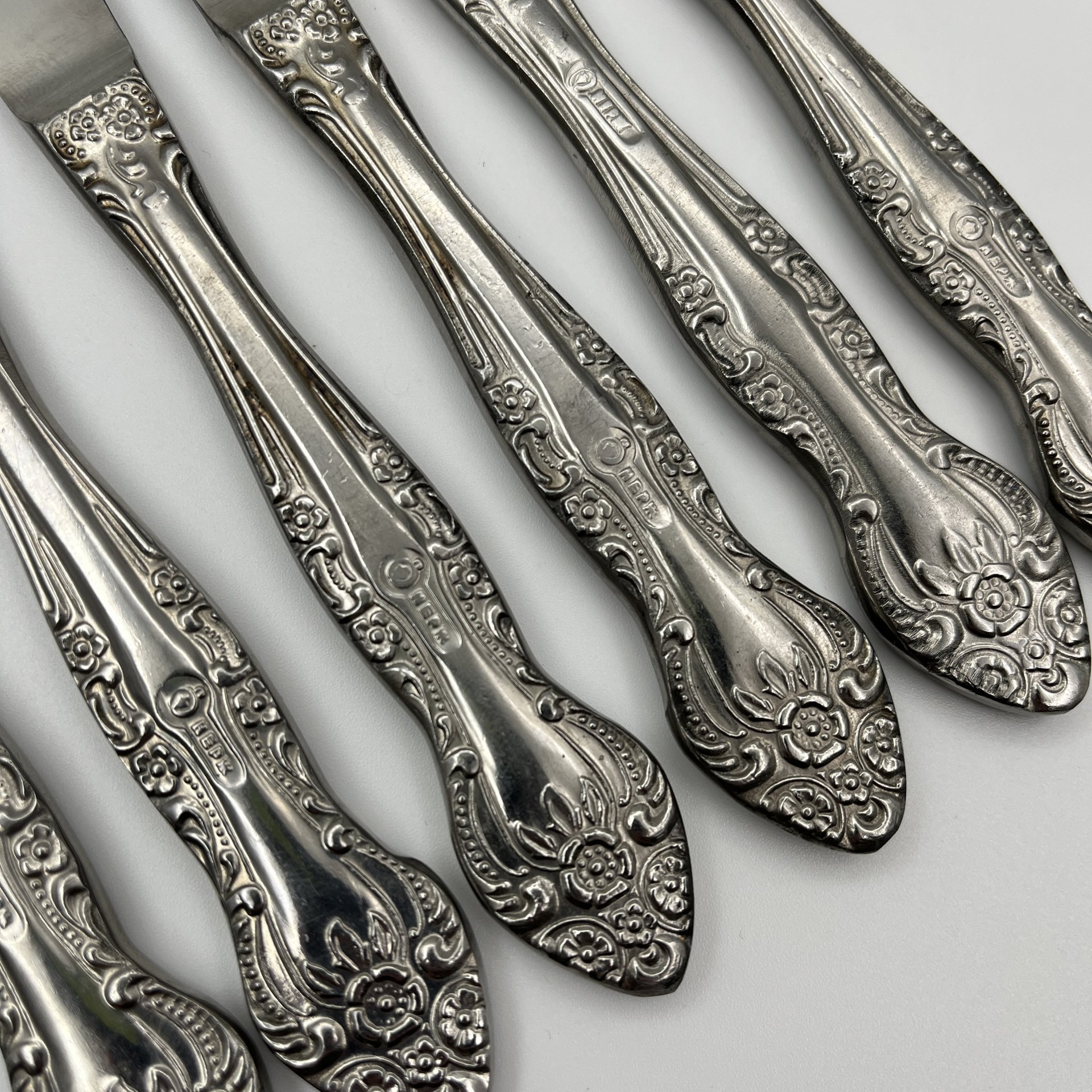 Набор из 6 столовых ножей, украшенных растительным декором, нержавеющая сталь, Павловский завод художественных металлоизделий им. С.М. Кирова