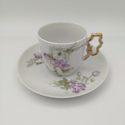 Пара кофейная с нежным цветочным декором и фигурной ручкой, фарфор, деколь, золочение, Limoges, Франция, 1900-1930 гг.