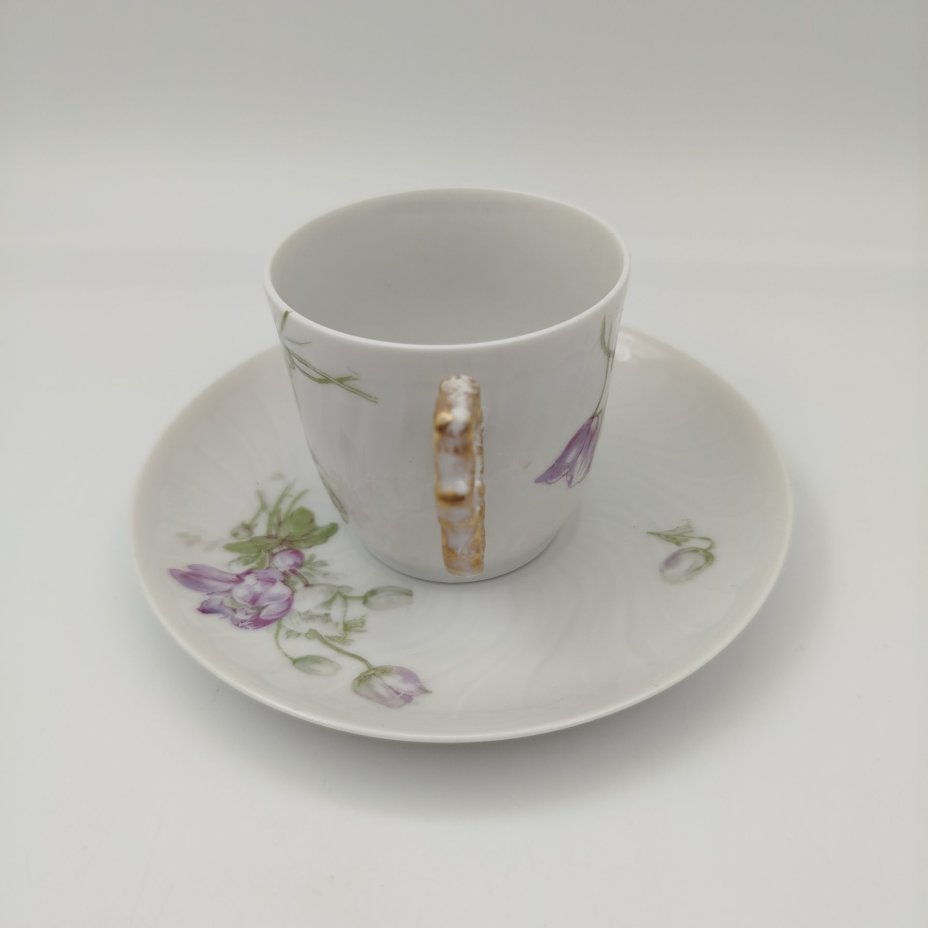 Пара кофейная с нежным цветочным декором и фигурной ручкой, фарфор, деколь, золочение, Limoges, Франция, 1900-1930 гг.