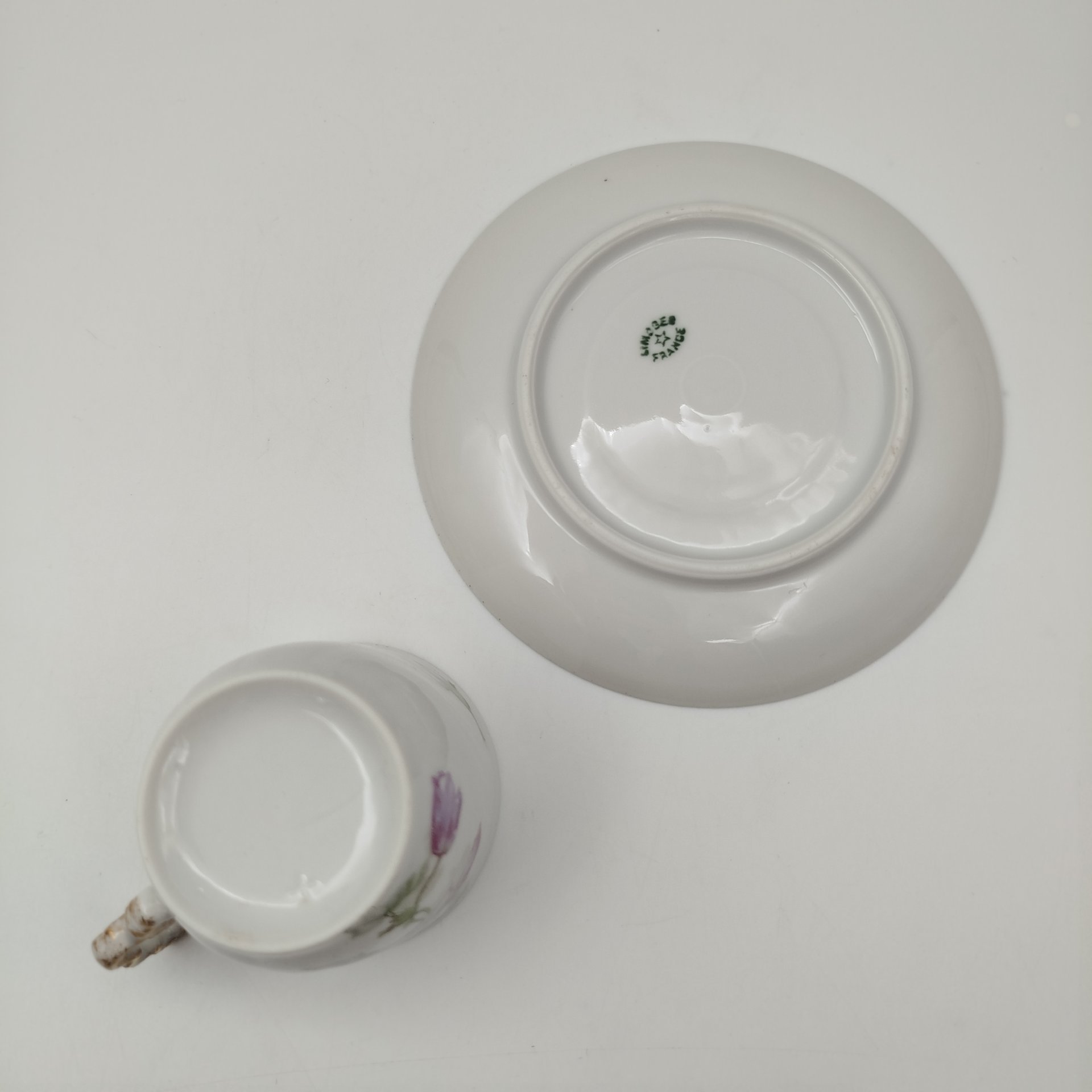 Пара кофейная с нежным цветочным декором и фигурной ручкой, фарфор, деколь, золочение, Limoges, Франция, 1900-1930 гг.