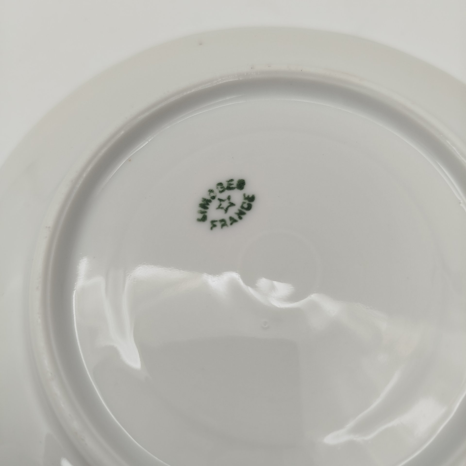 Пара кофейная с нежным цветочным декором и фигурной ручкой, фарфор, деколь, золочение, Limoges, Франция, 1900-1930 гг.