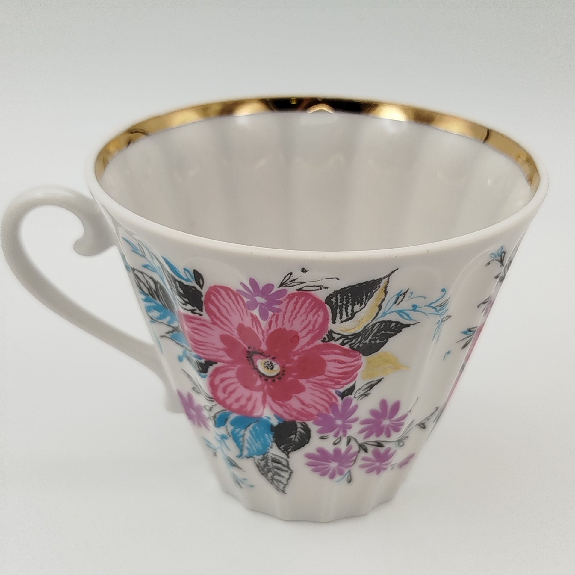 Чайная пара в подборе  (блюдце "Ситец", чашка "Март"), форма "Лучистая", автор формы Н.П. Славина