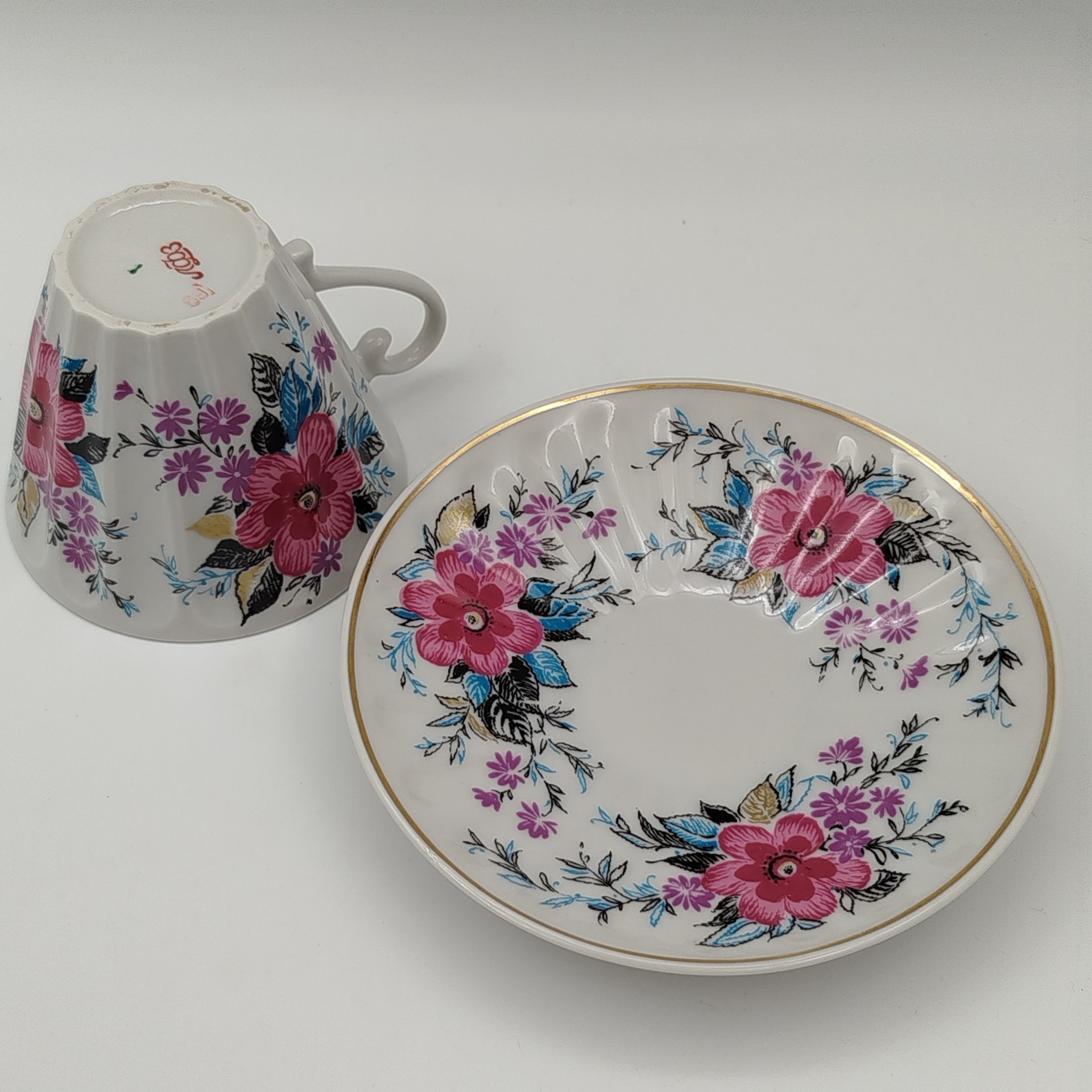 Чайная пара в подборе  (блюдце "Ситец", чашка "Март"), форма "Лучистая", автор формы Н.П. Славина