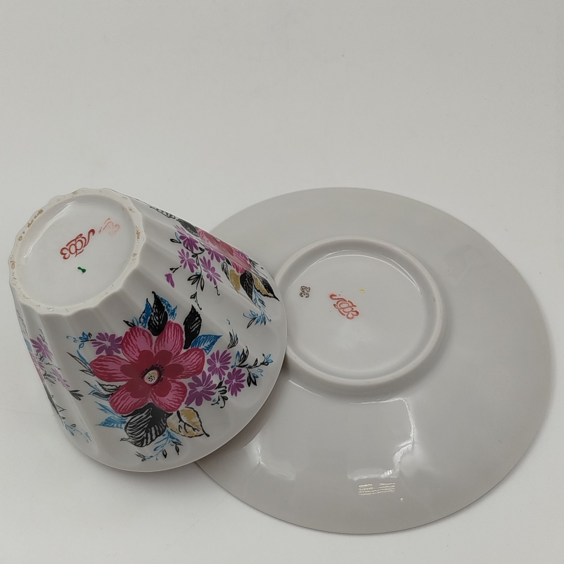 Чайная пара в подборе  (блюдце "Ситец", чашка "Март"), форма "Лучистая", автор формы Н.П. Славина