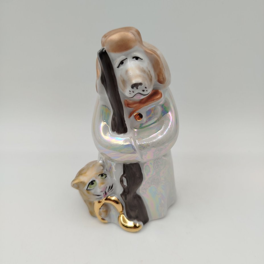 Статуэтка "Сторож с котом", фарфор, роспись, люстр, золочение, Дулевский фарфоровый завод (Дулёво), Российская Федерация, 2005 г.