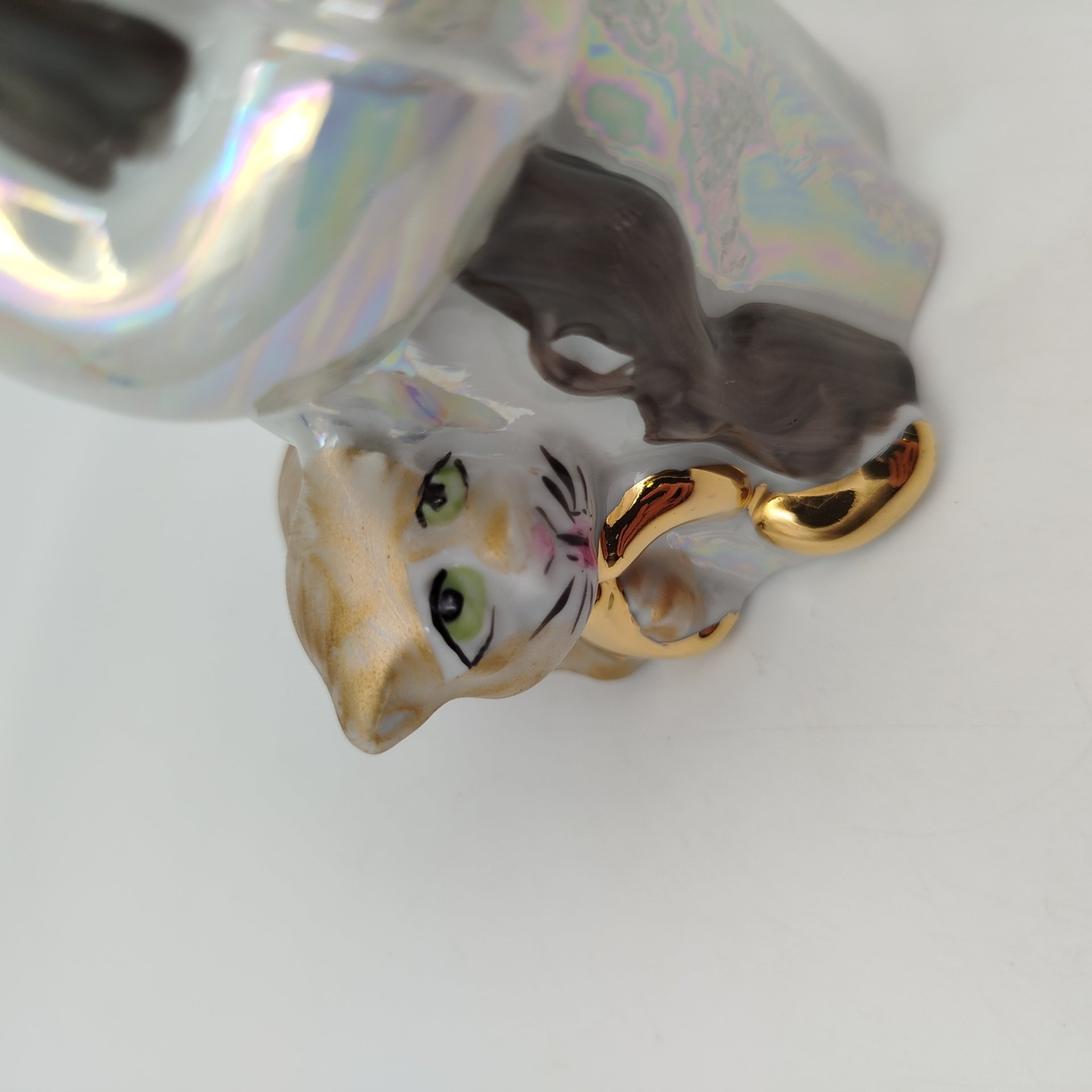 Статуэтка "Сторож с котом", фарфор, роспись, люстр, золочение, Дулевский фарфоровый завод (Дулёво), Российская Федерация, 2005 г.