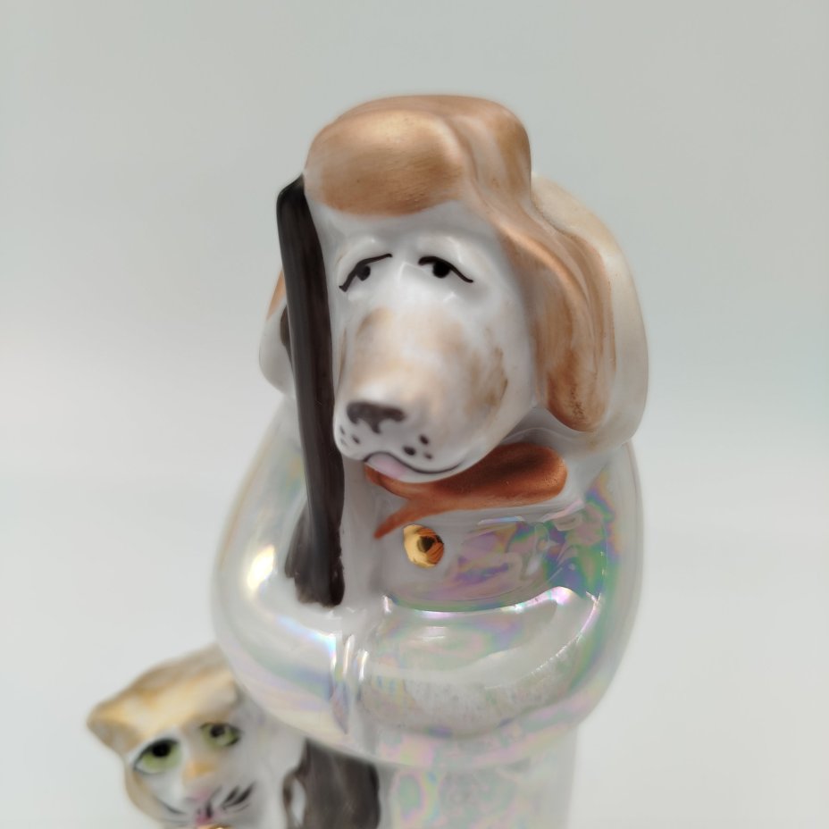 Статуэтка "Сторож с котом", фарфор, роспись, люстр, золочение, Дулевский фарфоровый завод (Дулёво), Российская Федерация, 2005 г.