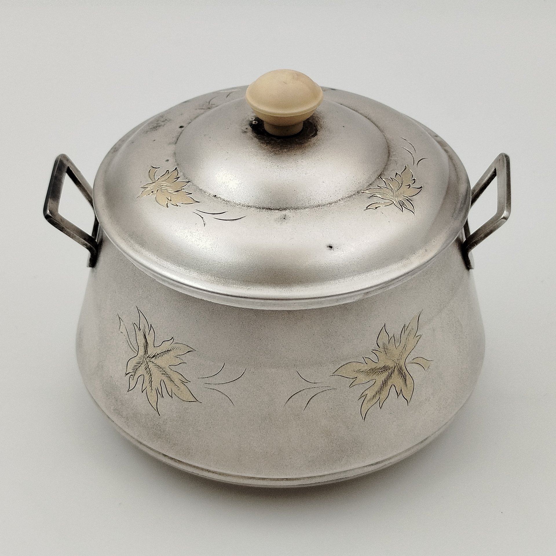 Сахарница с цветочным декором, мНЦ (медь-никель-цинк), гравировка, Завод «Мстерский ювелир», СССР, 1975 г.