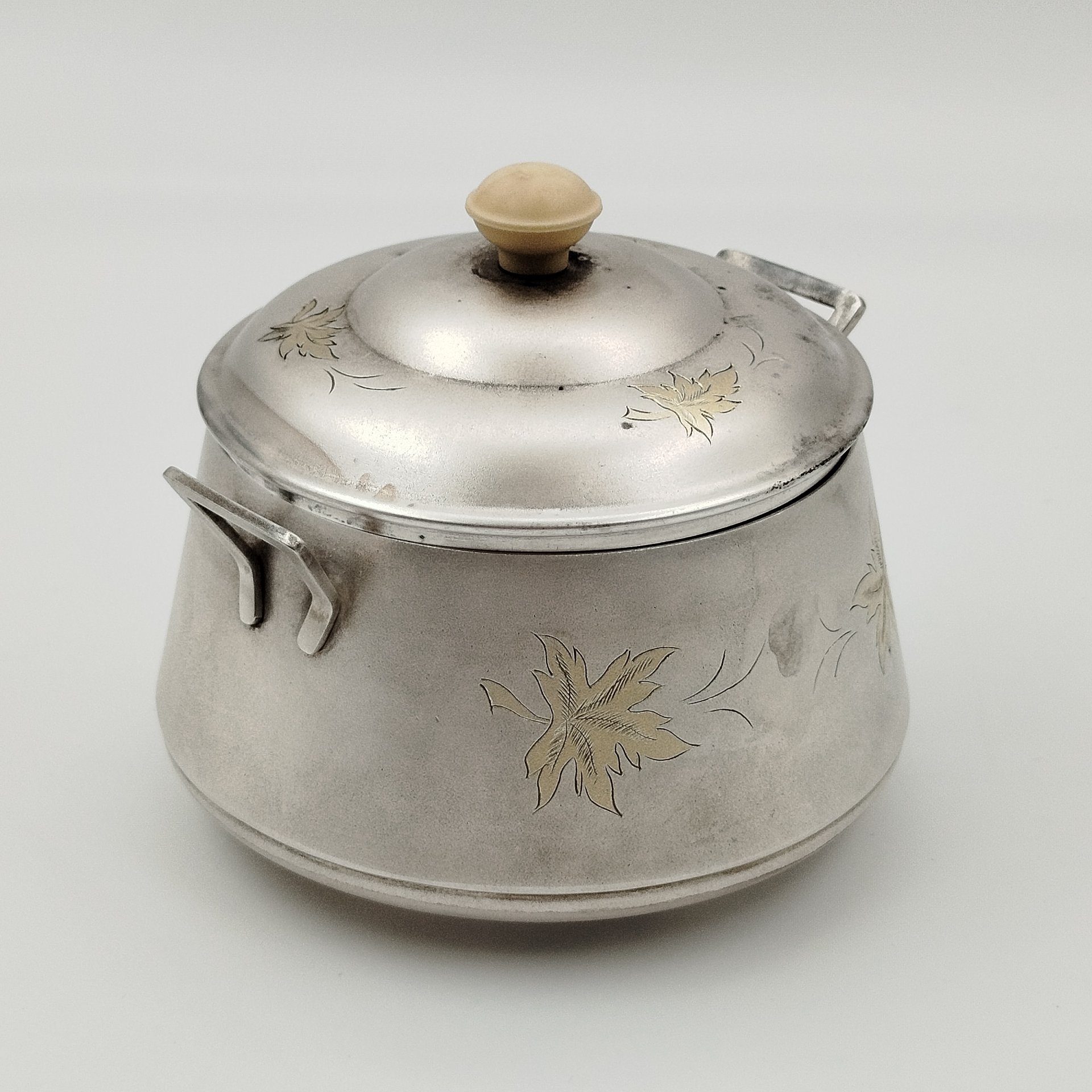 Сахарница с цветочным декором, мНЦ (медь-никель-цинк), гравировка, Завод «Мстерский ювелир», СССР, 1975 г.