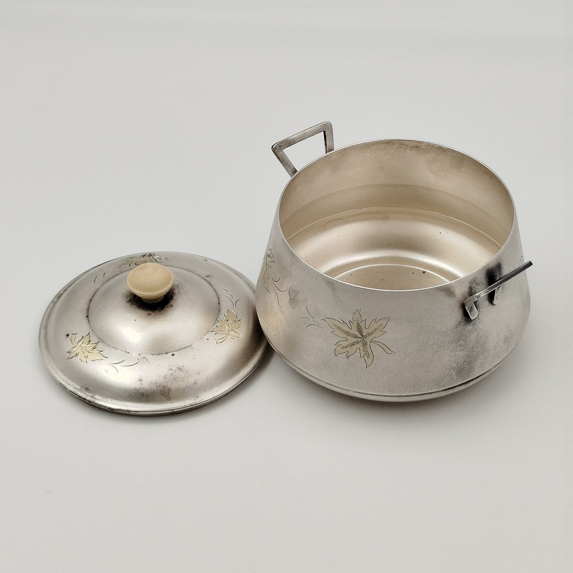 Сахарница с цветочным декором, мНЦ (медь-никель-цинк), гравировка, Завод «Мстерский ювелир», СССР, 1975 г.