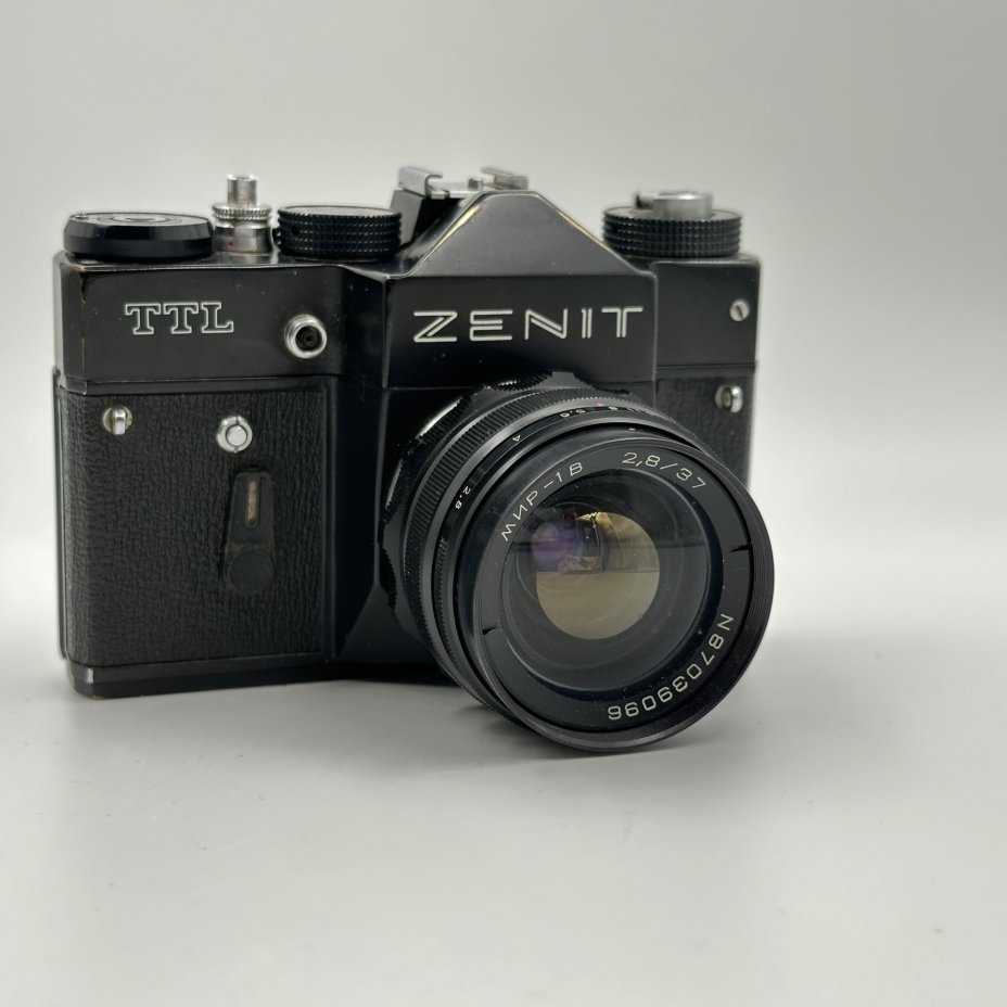 Фотоаппарат "Зенит-TTL" с объективом "МИР-1в" в оригинальном кофре, Красногорский механический завод (КМЗ)