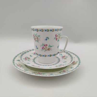 Трио кофейное с нежным цветочным декором, форма "Майская", автор формы Э.М. Криммер, фарфор, деколь, Ленинградский фарфоровый завод (ЛФЗ), СССР, 1970-1991 гг.