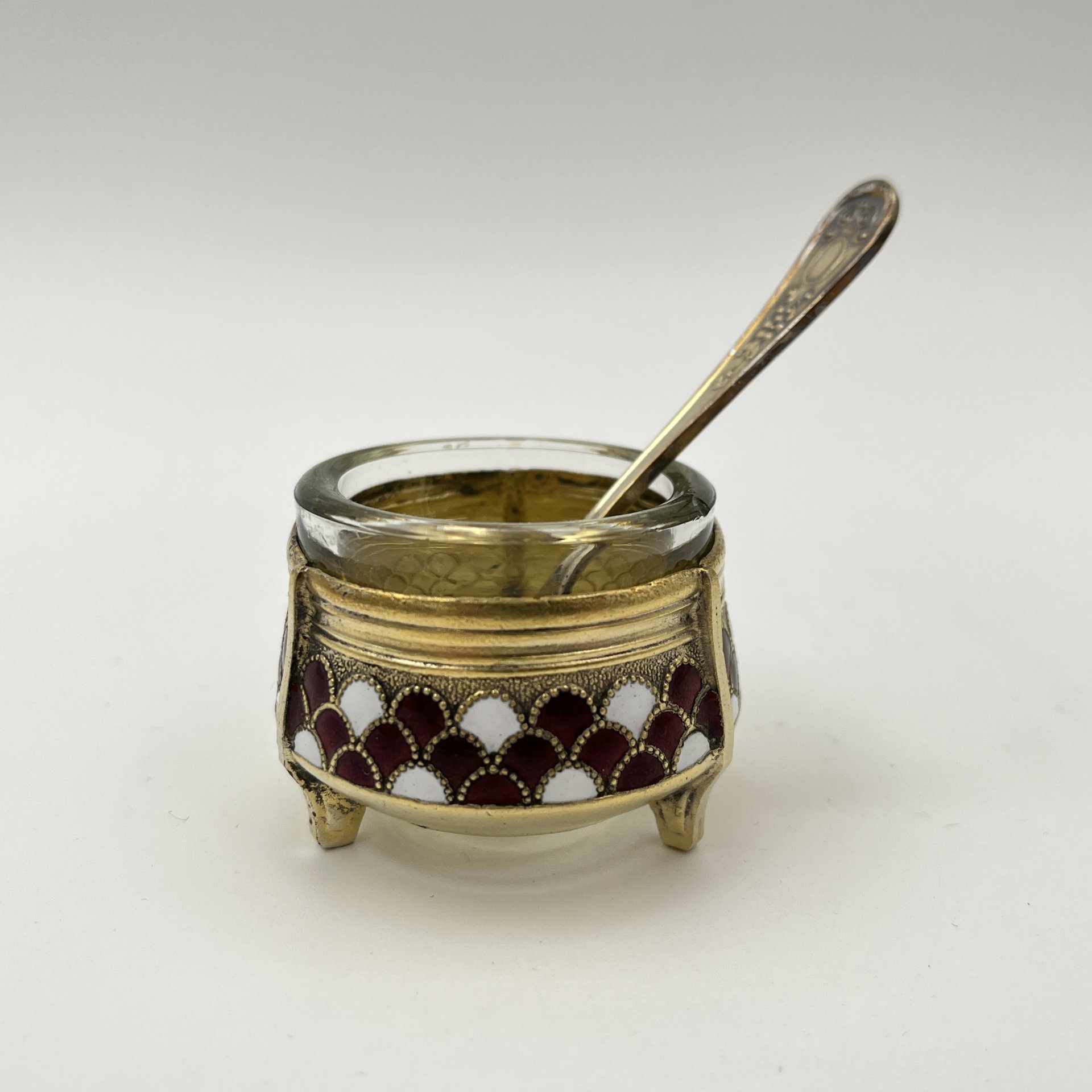 Солонка с декором в виде чешуи и ложечкой, мельхиор (медь-никель), эмали, стекло, Мстерская художественная фабрика  «Ювелир», СССР, 1970-1990 гг.