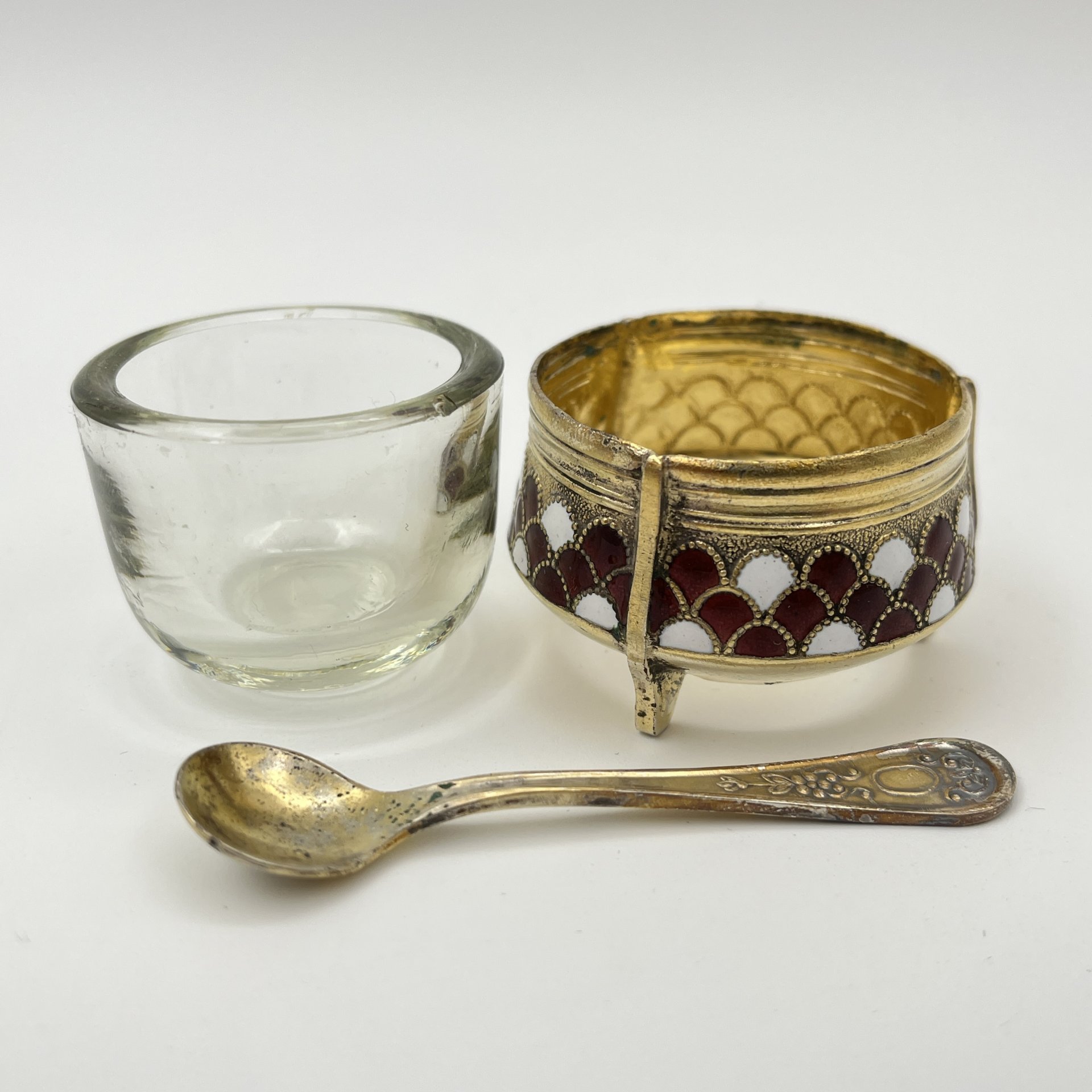 Солонка с декором в виде чешуи и ложечкой, мельхиор (медь-никель), эмали, стекло, Мстерская художественная фабрика  «Ювелир», СССР, 1970-1990 гг.