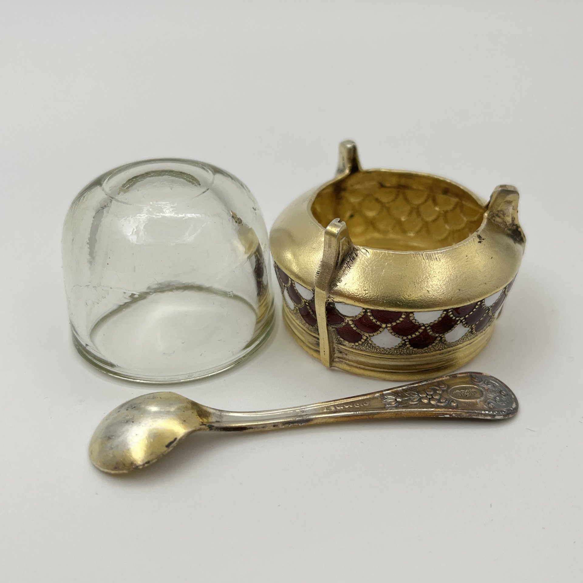 Солонка с декором в виде чешуи и ложечкой, мельхиор (медь-никель), эмали, стекло, Мстерская художественная фабрика  «Ювелир», СССР, 1970-1990 гг.
