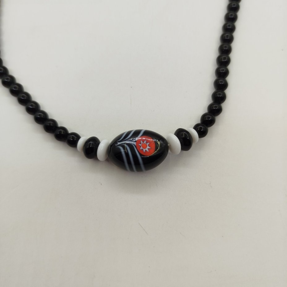 Бусы с крупной бусиной украшенной цветочным декором