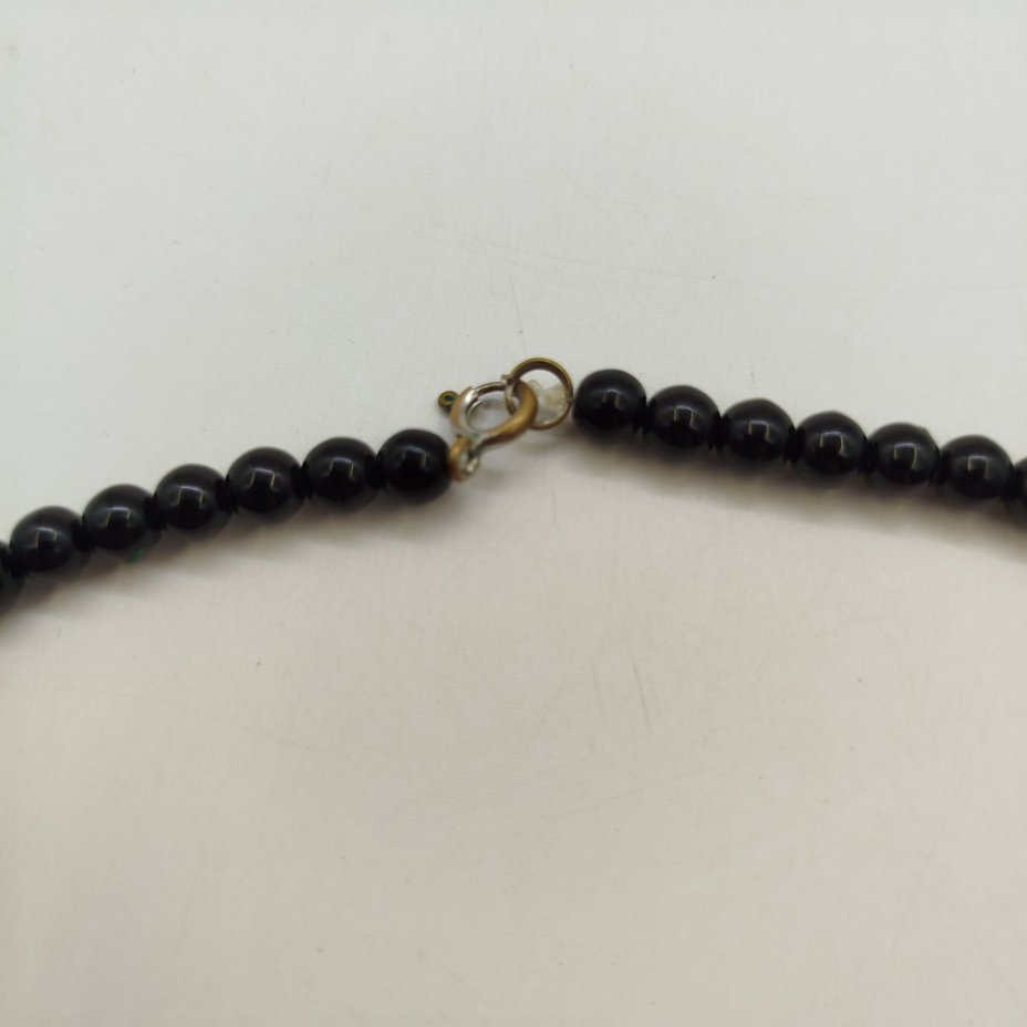 Бусы с крупной бусиной украшенной цветочным декором