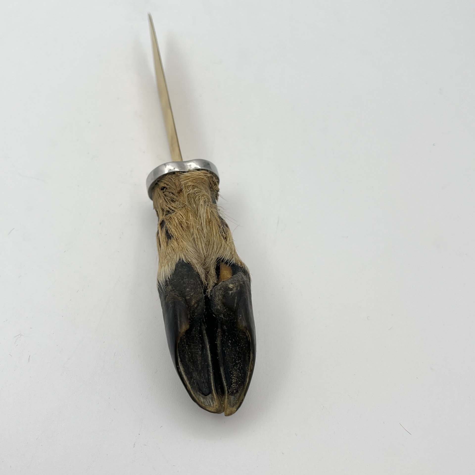 Нож столовый (для охотника) с декоративной рукояткой, металл, (рукояти из кистевой части ног косуль), Европа, 1990-2000 гг.