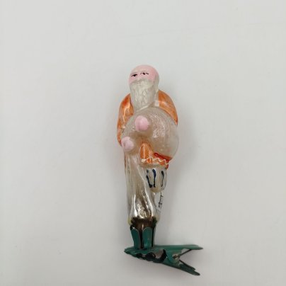 Игрушка ёлочная на прищепке "Старик с неводом" из коллекционной серии по мотивам "Сказки о рыбаке и рыбке" А.С. Пушкина, стекло, роспись, металл, Завод стеклянных ёлочных украшений и оптических изделий, г. Москва, СССР, 1950-1980 гг.
