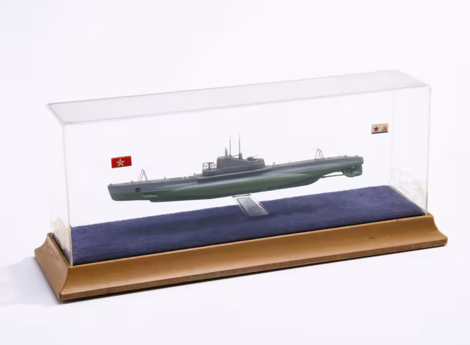 Модель подводной лодки класса "Щука" серии V (1933-1935 гг.) в прозрачном футляре, пластик, дерево, ткань, "Нептун", СССР, 1970-1990 гг., Компания «Нептун»