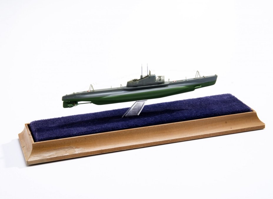 Модель подводной лодки класса "Щука" серии V (1933-1935 гг.) в прозрачном футляре, пластик, дерево, ткань, "Нептун", СССР, 1970-1990 гг., Компания «Нептун»