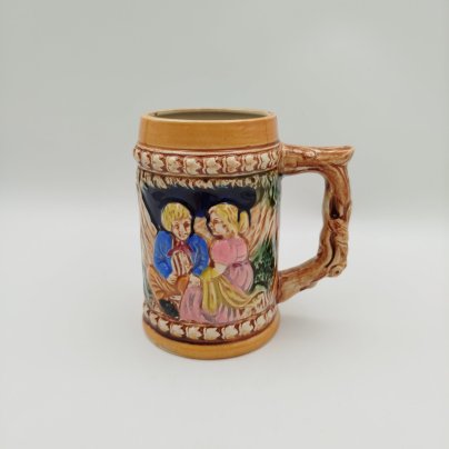 Кружка пивная, декорированная изображением жанровой сцены, фаянс, роспись