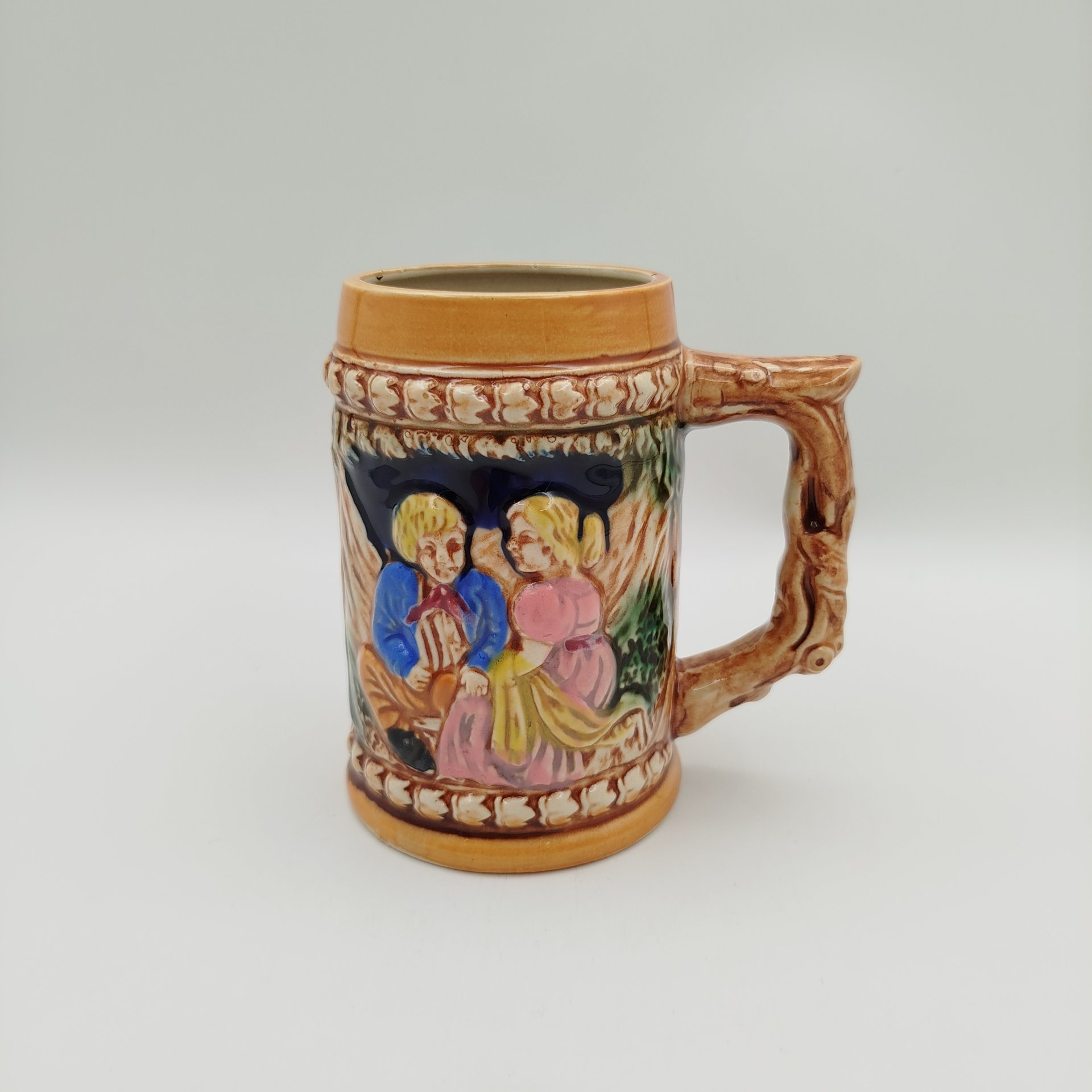 Кружка пивная, декорированная изображением жанровой сцены, фаянс, роспись