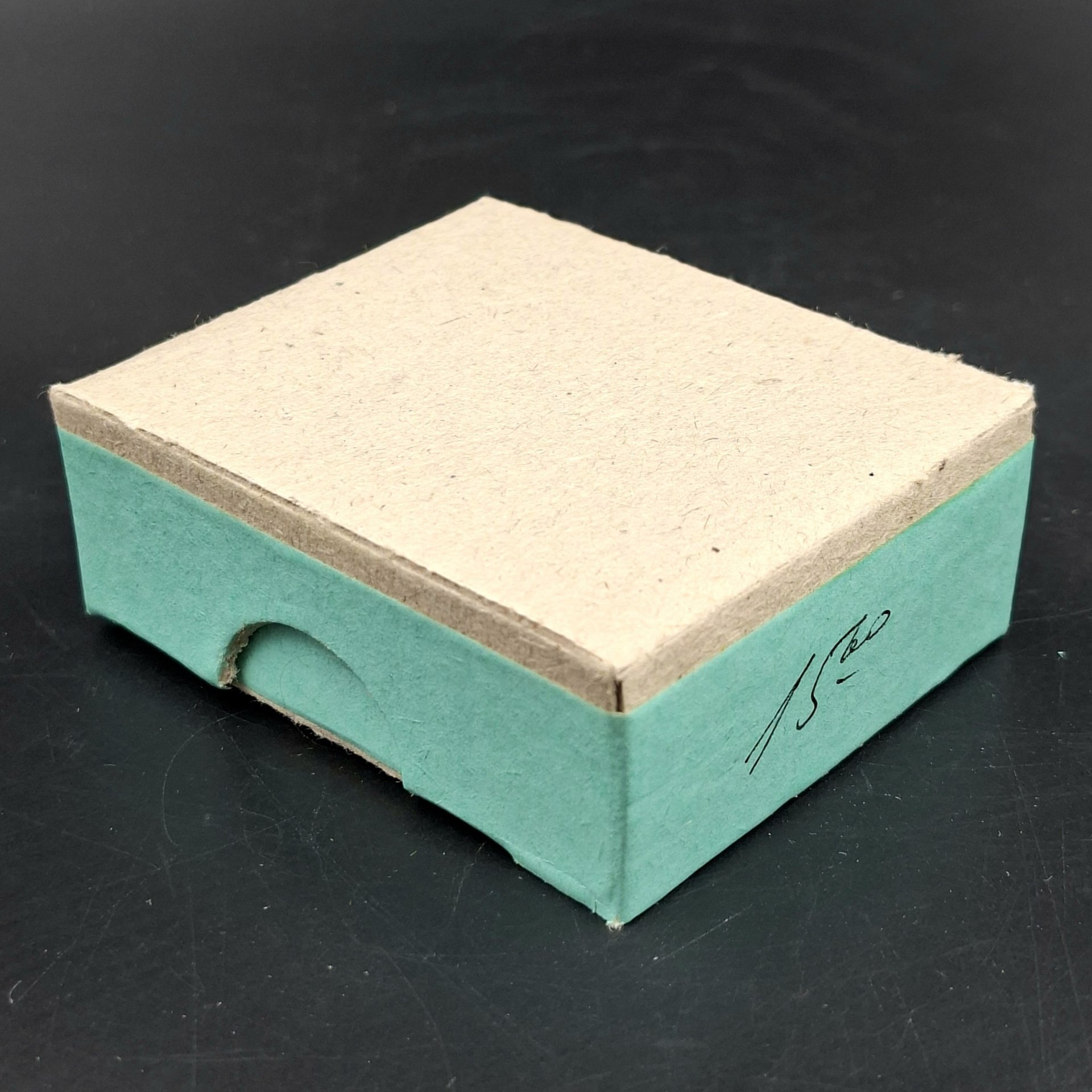 Брошь винтажная "Виноград" в оригинальной коробке, янтарь, латунь, золочение, картон, Калининградский янтарный комбинат, СССР, 1987-1992 гг.