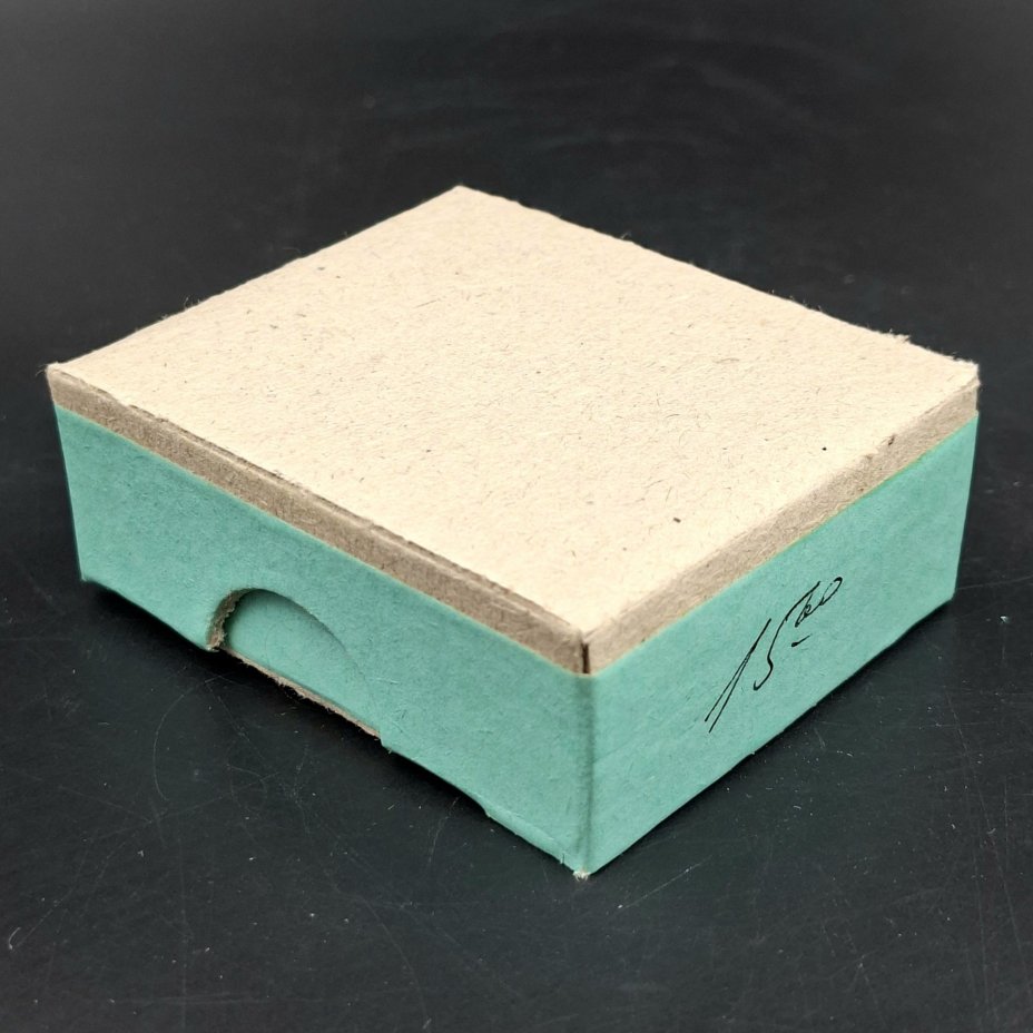 Брошь винтажная "Виноград" в оригинальной коробке, янтарь, латунь, золочение, картон, Калининградский янтарный комбинат, СССР, 1987-1992 гг.