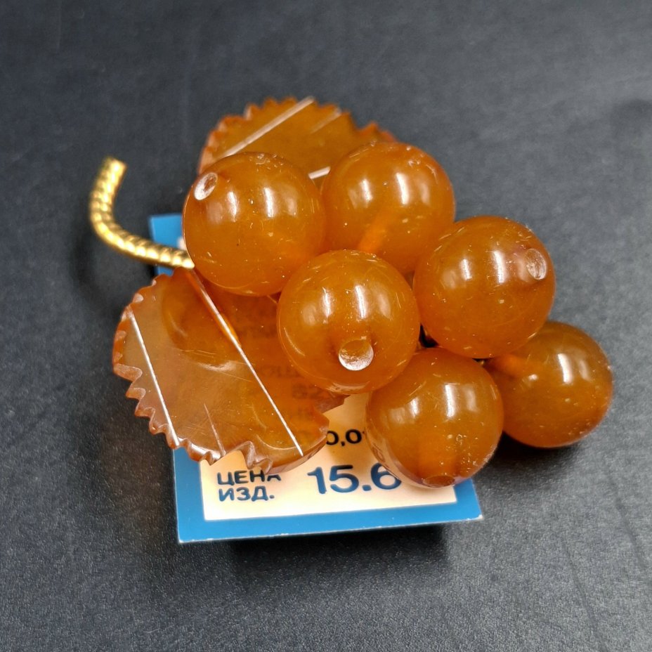Брошь винтажная "Виноград" в оригинальной коробке, янтарь, латунь, золочение, картон, Калининградский янтарный комбинат, СССР, 1987-1992 гг.